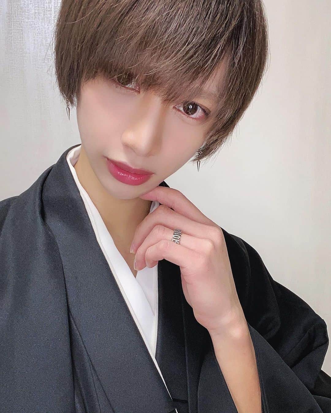 のインスタグラム：「#ベトナム人 の #袴 はいかが？ 🇻🇳🎍🧧🏮⛩🎎 #あけましておめでとうございます  #謹賀新年 #2021 #初投稿  #vietnamese #vietnam #followback #instagramers #tweegram #photooftheday  #패션 #메이크업 #뷰티 #20likes  #smile #follow4follow #like4like #look #instalike #igers  #instadaily #instafollow #followme  #instagood #bestoftheday #instacool  #follow #style」