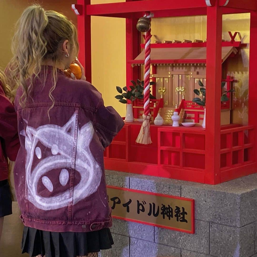 EON（梶野恵園）のインスタグラム：「﻿ ﻿ 衣装のジャケットの裏は﻿ それぞれが牛を描いたんやけど、、、﻿ ﻿ ﻿ 豚じゃないです！牛です！﻿ ﻿ ﻿ めちゃくちゃ豚やって言われる🐷﻿ ﻿ ﻿ 年女の丑年の牛や〜〜〜〜！！！！！！🐮」