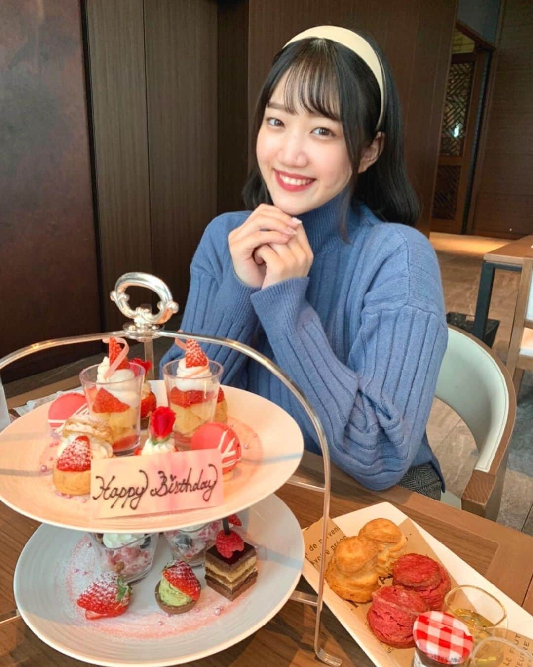 鈴木志歩のインスタグラム：「. 24歳になりました🎂❤️ 沢山のメッセージありがとうございます！ みんなの優しさにほろり...😢 . . いつも支えて下さって 本当にありがとうございます。 そして、24歳になった私も どうぞよろしくお願いします💋❤︎ . . . #fashion #birthday #afternoontea  #koreanstyle #koreanmakeup  #얼짱 #얼스타그램 #모델  #데일리룩 #페션 #오늘의훈녀」