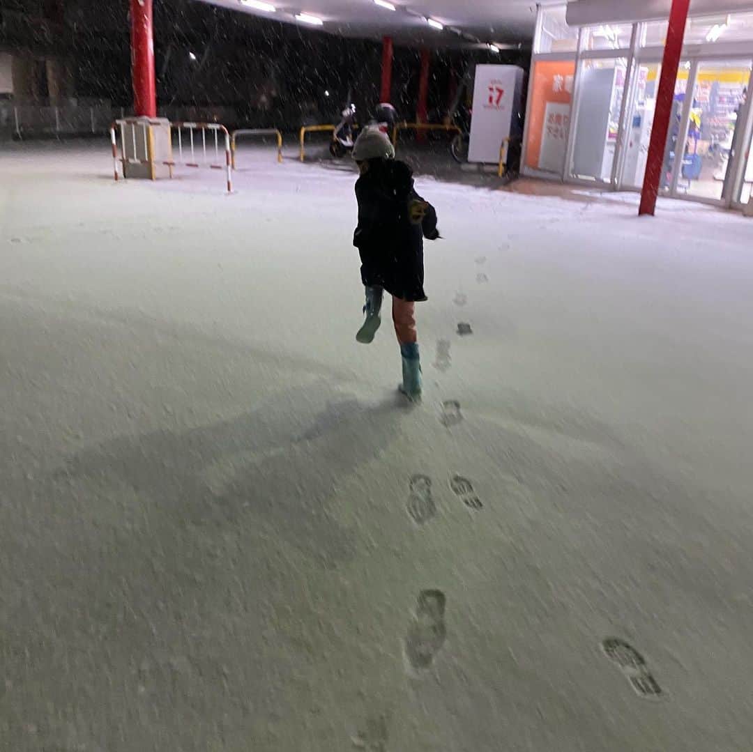 栗田善太郎のインスタグラム：「一瞬で雪景色。 福岡市南区も積もってます。 帰宅途中の方お気をつけて！ 明日朝も充分に気をつけてくださいね。」