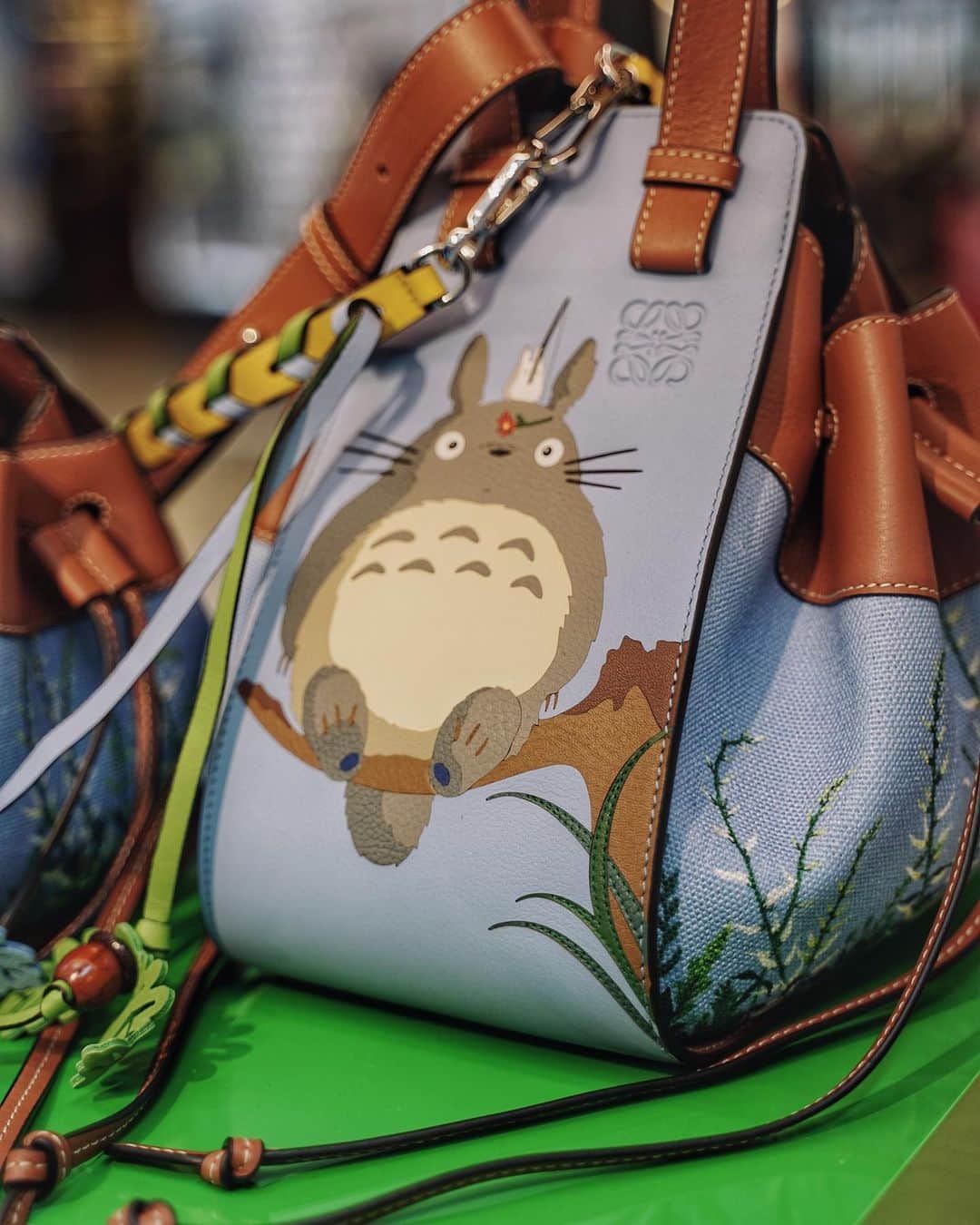 Christoffer Chengさんのインスタグラム写真 - (Christoffer ChengInstagram)「Wonderful childhood memories growing with the Totoro cartoon and now it’s a collaboration with on of my favourite brands!! If you’re a fan definitely don’t miss out coz these cute items are very limited!! @loewe #loewe #loewetotoro」1月7日 21時57分 - curiouschristoffer