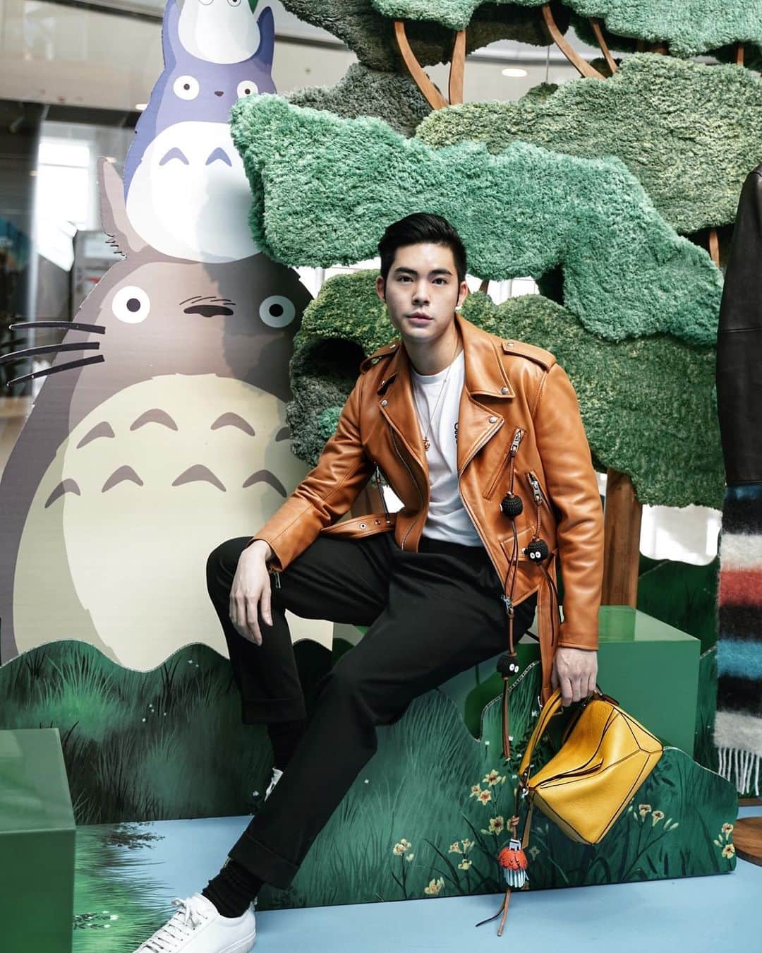 Christoffer Chengのインスタグラム：「Wonderful childhood memories growing with the Totoro cartoon and now it’s a collaboration with on of my favourite brands!! If you’re a fan definitely don’t miss out coz these cute items are very limited!! @loewe #loewe #loewetotoro」
