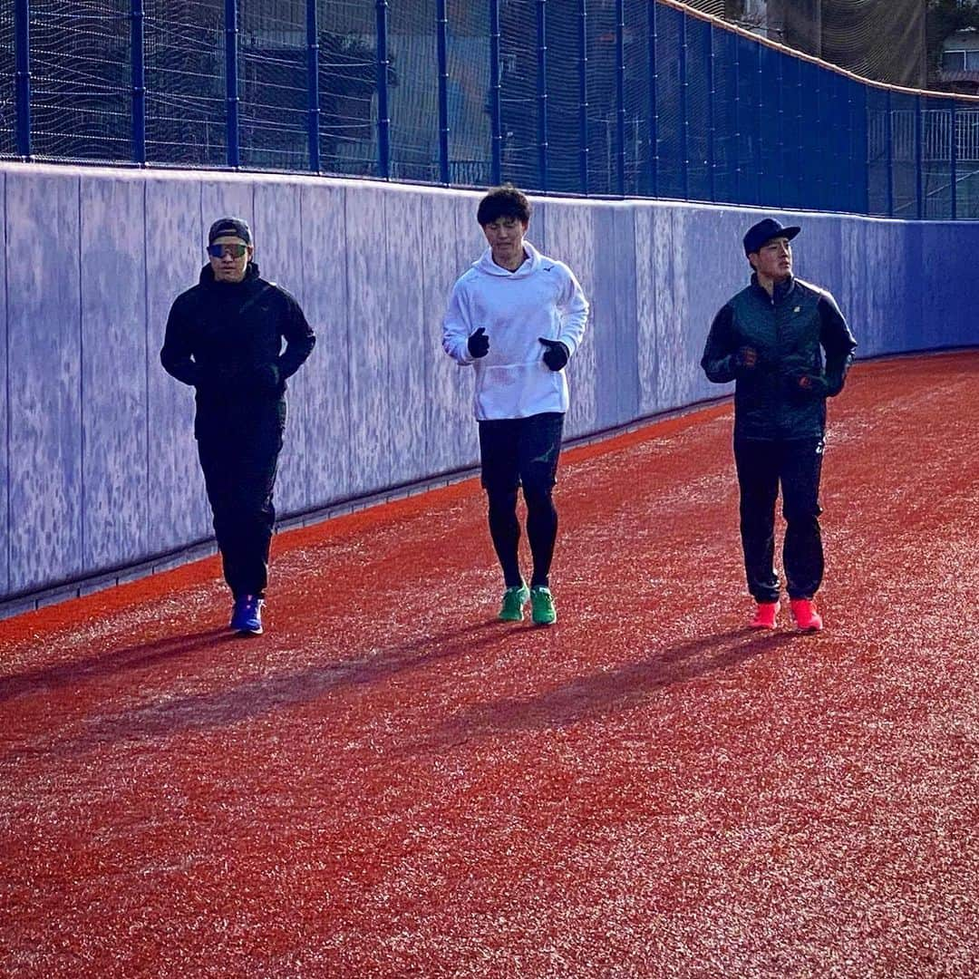 牧田和久のインスタグラム：「今月の5日からサブマリンだけの自主トレが始まりました⚾️ 高橋礼くんと與座海人くんと日替わりでキャッチボールをしましたが2人とも球筋が全然違い面白いです。  #自主トレ #合同自主トレ #牧田和久 #與座海人 #高橋礼 #東北楽天ゴールデンイーグルス  #楽天イーグルス #埼玉西武ライオンズ  #西武ライオンズ #福岡ソフトバンクホークス #ソフトバンクホークス #サブマリン #アンダースロー」