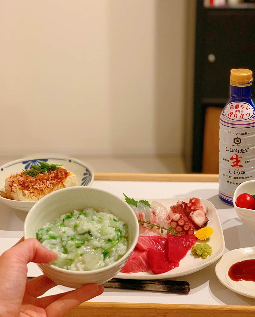 朝風れいさんのインスタグラム写真 - (朝風れいInstagram)「七草粥😋 ・ ・ セリ ナズナ ゴギョウ ハコベラ ホトケノザ スズナ スズシロ ・ ・ 無病息災を願って、美味しく頂きました✨ ・ お正月で疲れた胃腸を休める為の、野菜たっぷりのお粥…なのに、結局沢山のお刺身と一緒に食べてる🤣 ま、元気な証拠かなwww ・ ・ ・ 一都三県、緊急事態宣言ですね。 午後8時の前も後も、感染はすると思うけど…(´ω`) 自分のできる事に対して誠実に。 ・ ・ ・ #1月7日 #一月七日 #七草粥 #久しぶりの #料理 #おうちご飯 #緊急事態宣言 #まずは一ヶ月 #戦い」1月7日 22時06分 - rei.wd