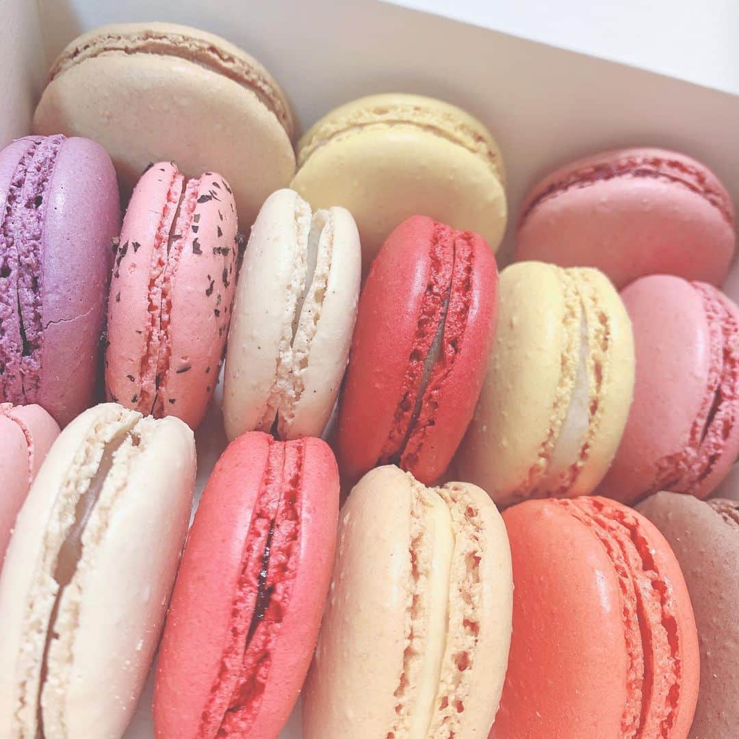 宮丸くるみのインスタグラム：「#laduree の #マカロン ♥ マカロン好きすぎて好きな食べ物ランキングトップスリーに入る、笑  食べた時幸せ噛み締めてた、笑  ・ ・ ・  #スイーツ #マカロン」