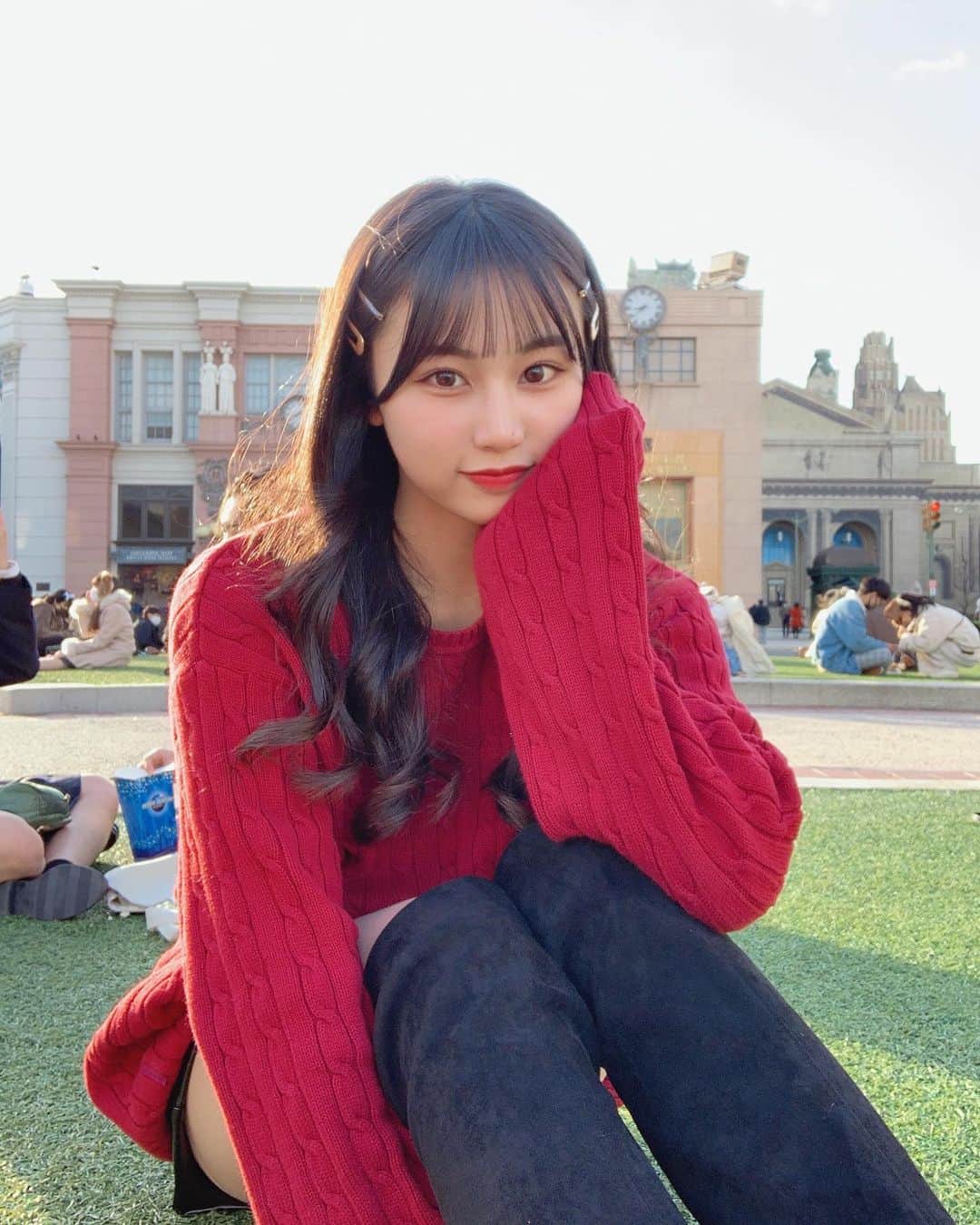 宮丸くるみのインスタグラム：「♡♡  ・ ・ ・  #リリバリ #lilyofthevalley #アイドル #idol #jk #18歳 #高校生 #ロングヘア #巻き髪 #ぱっつん前髪 #ニットコーデ #usj #ユニバ」