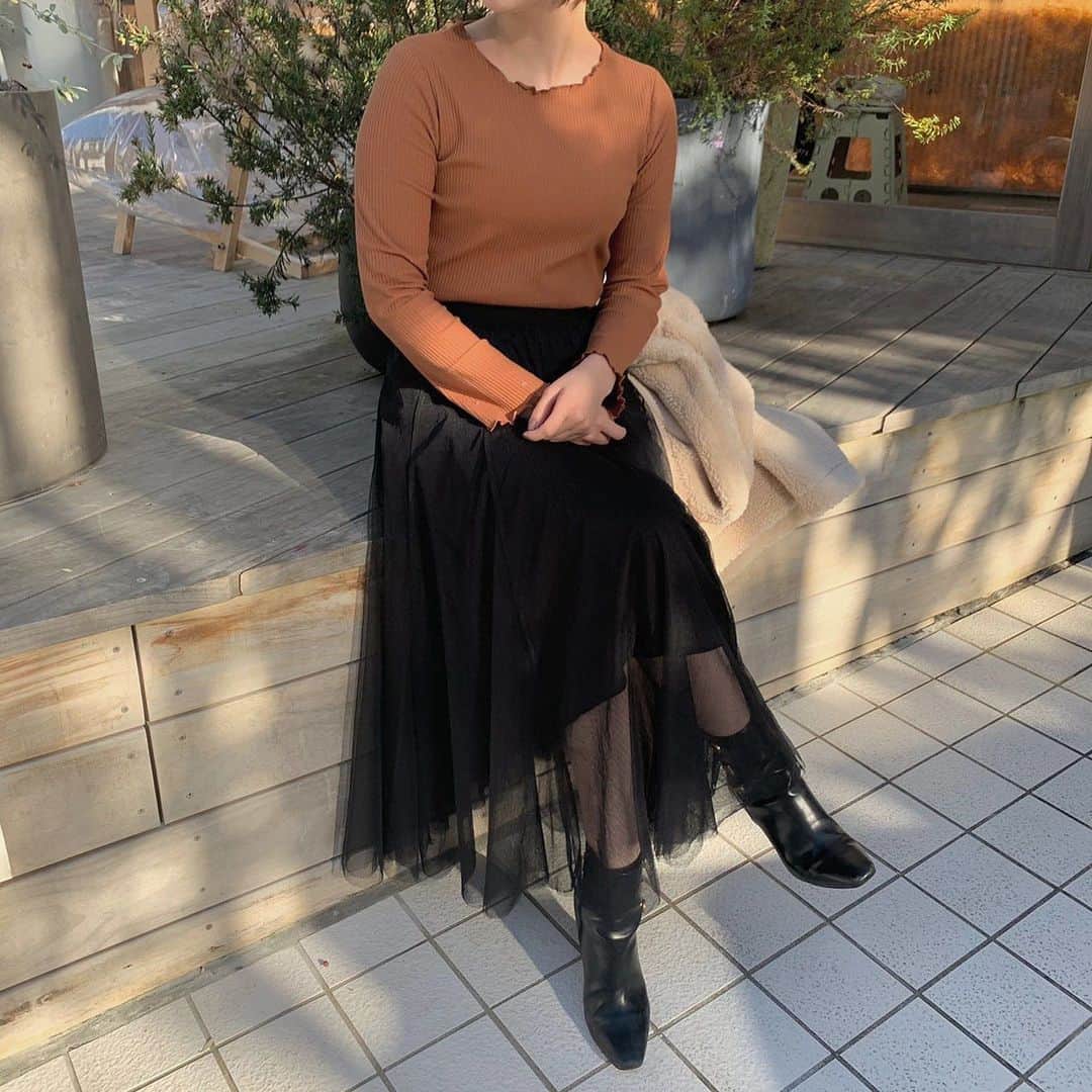 えなちぃのインスタグラム：「【ブルベが着るプチプラ通販！メロウトップス】 . 少し薄手なので、アウターはモコモコが良いかも‼️ キャメルとブラックの相性が良くて、 こなれ感あり🍃 首元も足元も、出てるので とてもすっきりとした印象に✨ . .  ☆Mellow tops  ¥ 1,990 . ☆ Black tulle skirt  ¥ 4,290」