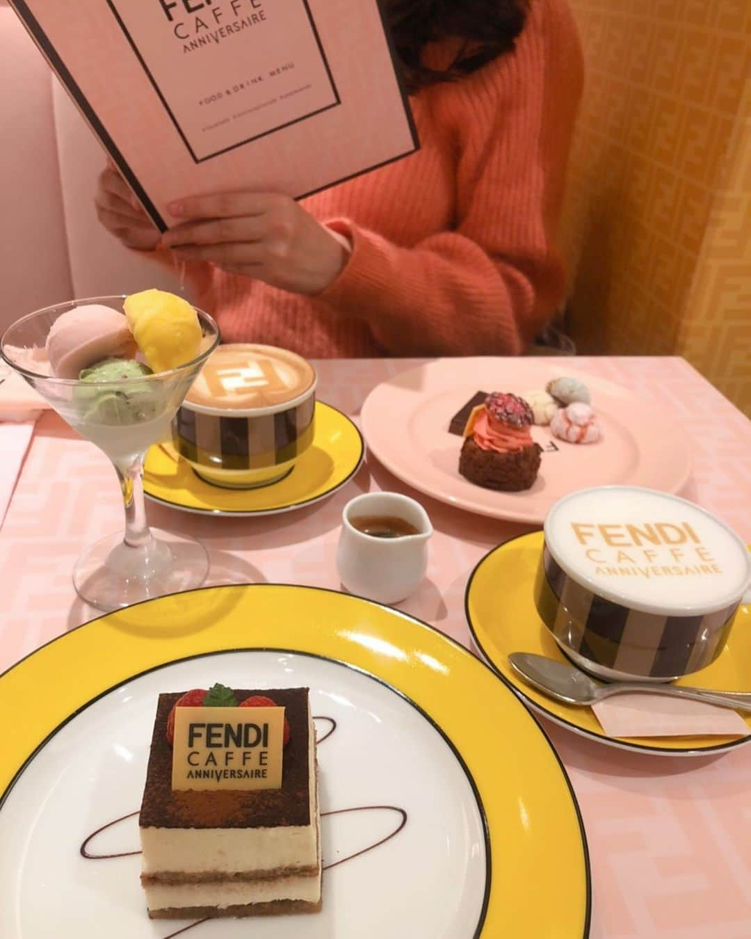 熱田久美さんのインスタグラム写真 - (熱田久美Instagram)「🍰FENDI CAFFE by ANNIVELSAIRE / 表参道〔東京〕 ------------------- FENDIの世界観が詰め込まれた こだわりの遊び心溢れる空間♡ スイーツが可愛いのはもちろんのこと 飲み物のアートはどれが来るのか ランダムということで、来てからのお楽しみ！でした✩✨ ティラミス美味しかったな…🥺 ・ 今日の緊急事態宣言の発令及び営業時間短縮要請に伴い 当面の間は閉店時間は20:00までみたいです！ 行く際は時間だけお気をつけを🕊🕊 ・ ちなみに友達から聞いた話だけど、 2/13・14はバレンタインのスペシャルメニューらしいよー！ それも気になる…🤔🤔🤔 ・ #fendicafe #fendi #cafe #omotesando  #表参道カフェ #原宿カフェ #明治神宮前カフェ  #期間限定カフェ #かふぇ #かふぇめぐり」1月7日 21時59分 - kuumi1125