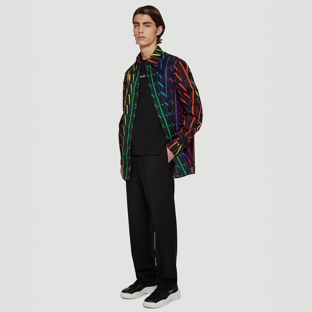 エルエヌシーシーのインスタグラム：「Today in the capable hands of Pierpaolo Piccioli, Valentino continues its rich legacy of graphic prints and artful embroidery while offering a redefined and modern aesthetic. @maisonvalentino」