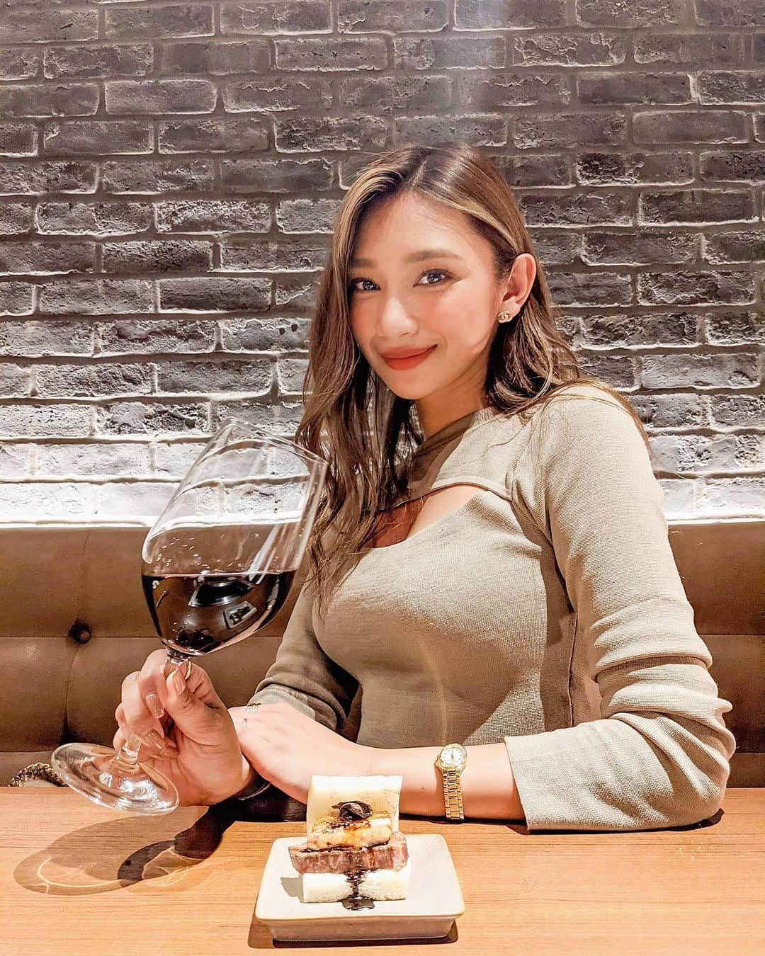 新井ニーニャのインスタグラム：「🍷﻿ ﻿ ﻿ 去年のお話し🤭﻿ ﻿ 年末に夫婦の時間作れたら良いねって話していて﻿ 妹に子供達を見てもらい﻿ 2020年最後のデートディナーへ﻿ 行きましたっ🍷🍾🍽💓﻿ (年末、具合悪くなりかけてたから チャージ出来たぁぁ✊🏽🔥) ﻿ 表参道に新しくオープンした﻿ @ushigoro_yakiniku  へ☺️✨﻿ ﻿ 表参道限定の極みコース🍴﻿ ✔️厳選和牛のタルタルユッケ﻿ ✔️bouquet de carpaccio(和牛カルパッチョのサラダ)﻿ ✔️ズワイ蟹のクリームコロッケ(からすみ添え)﻿ ✔️極みタン、厳選厚切りハラミ﻿ ✔️厳選赤身の焼きしゃぶ﻿ ✔️本日のスープ(コムタンスープでした)﻿ ✔️牛ヒレ、フォアグラ、トリュフのロッシーニサンド﻿ ✔️特選サーロイン・タレ﻿ ✔️水キムチ﻿ ✔️ザブトンのすき焼き﻿ ✔️和牛とシーフードの石焼トマトリゾット﻿ ✔️デザート﻿ (私は白いコーヒーブランマンジェ)﻿ ﻿ でした💓お酒はペアリングしながら﻿ 毎回違うものをオーダーしました💕﻿ ﻿ 最初はビール、次に焼肉に合わせてマッコリ。﻿ その後はサンドに合わせて赤ワインを頂いて﻿ 最後は白州ハイボールでさっぱりと🥰﻿ ﻿ ロッシーニサンドを楽しみにしていたんだけど﻿ んもぅっ、大満足っですぅ🥺😭🙏❤️﻿ って感じでした(伝わりづらい？笑)﻿ ﻿ うしごろさんは何食べても美味しくて﻿ 個人的にはお店全体の徹底されたサービス力が高くて﻿ 心地よい雰囲気を味わう大人なお店って感じで﻿ 大好きです🥰💓﻿ 表参道店は、価格帯が高めなこともあってか﻿ 私の年齢だと若いほうって感じの客層で﻿ ドレスアップしてきても浮かない焼肉屋さんなので﻿ 特別な日におすすめです😍❤️﻿ ﻿ いや〜美味しかったなぁ。最初から最後まで美味しかった。ユッケの上にキャビア乗ってたし…💓また季節のメニューが変わったらお邪魔したいなぁ🤤💕﻿ ﻿ ﻿ 夫婦2人で『今年好きだなと思った相手の好きなところ』を言い合うゲームしながらデザート食べました🥰💕﻿ "今年"がキーポイントで、結構難しかった🥴←自分から提案したくせに笑﻿ 美味しかったし、楽しかった🤣🙏💕❤️﻿ ﻿ ﻿ ﻿ ﻿ #コロナは最大限気をつけて行動してます﻿ #夫婦の時間 #夫婦デート #表参道デート #うしごろ #うしごろ表参道 #ushigoro #焼肉 #焼肉デート #都内デート #夫婦円満 #焼肉部 #デートスポット #デートにオススメ #デートコース #夫婦コーデ #夫婦円満の秘訣 #夫婦仲良し #赤ワインに合う #赤ワインで乾杯 #トリュフ #トリュフ大好き #フォアグラ #ロッシーニ #ペアリングワイン」