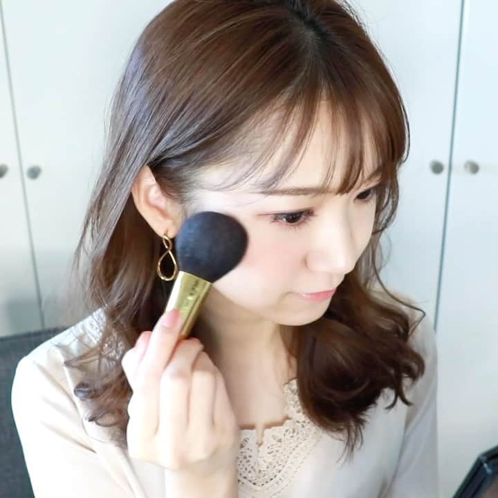 のインスタグラム：「RMK新作コスメを使ったメイクを動画にまとめてyoutubeにアップしました〜！ぜひご覧ください！  #RMK #ザベージュライブラリーアイシャドウデュオ 01 #ザベージュライブラリーブラッシュデュオ 01  #コスメ #化粧品  #新作コスメ #ベージュ #アイシャドウ #チーク #ハイライト #ネイル #ベージュカラー #新色 #春コスメ #ナチュラルメイク #オフィスメイク #アイメイク #youtube #美容 #美意識 #美活」