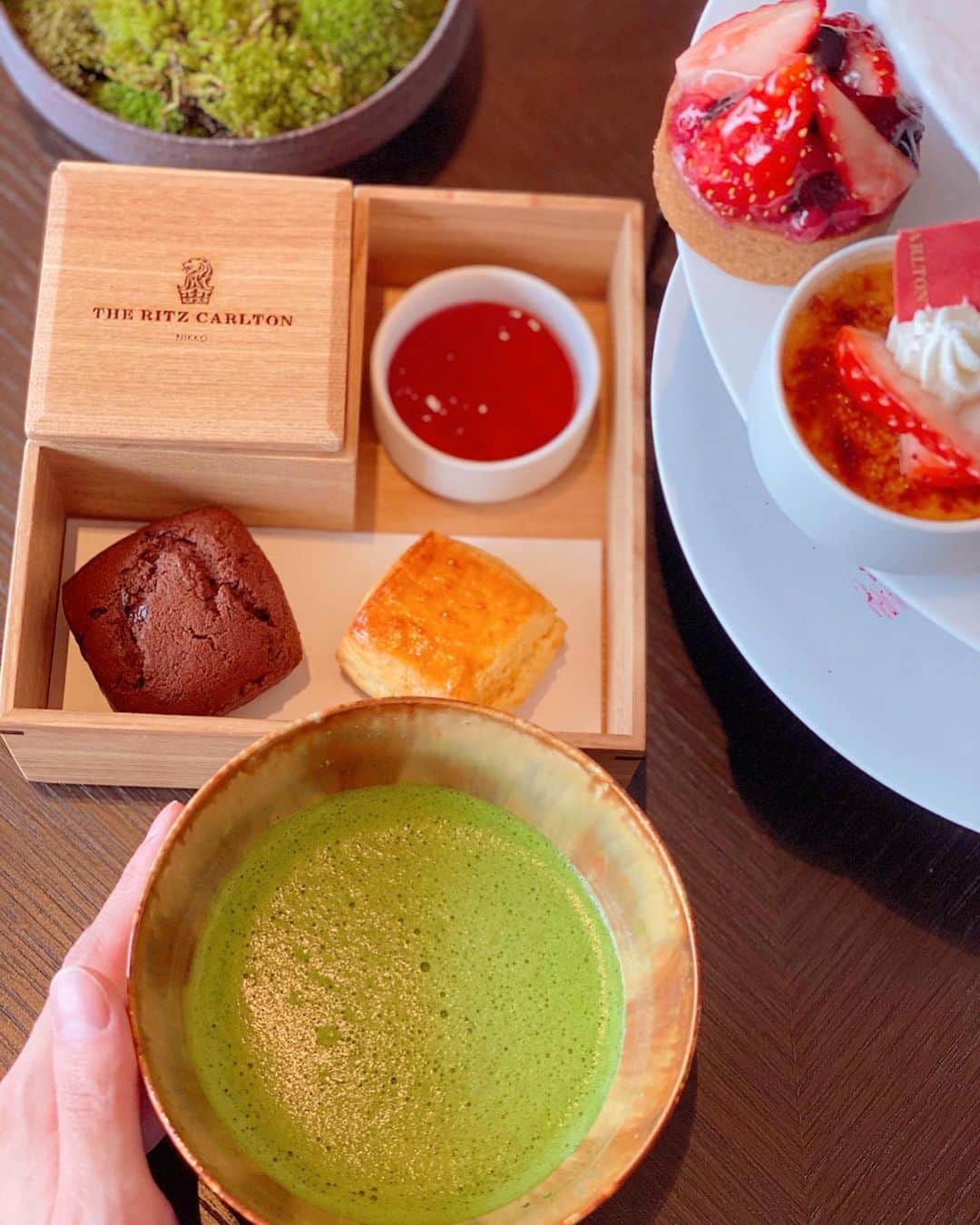 倉岡生夏のインスタグラム：「お抹茶。🍵 ・ ・ 朝積みいちご🍓とちおとめのアフタヌーンティー🍓 リッツ日光ならではの、日本茶の種類が豊富で選ぶのに悩みましたが、 やっぱりお抹茶にしました💓 ・ ・ 綿菓子は、雪をイメージしてるんだって⛄️💓 ・ 日本の文化や食事って素敵ですよね。お茶をしながらまったりリラックスできました。 お抹茶と苺🍓て合うなぁ💓 落ち着いた３月あたりにこういうアフティー風のレッスンもしたいなぁと思います🍓 ・ ・ またおうちごはん投稿が増えそうなので、たまにはこういう投稿も💓 ・ ・ ・  ・ ・ #日光 #ザリッツカールトン日光  #トラベルインフルエンサー  #旅行コーデ  #旅行好き女子  #大人可愛い #いちごスイーツ  #いちごアフタヌーンティー  #旅行好きな人と繋がりたい  #アフタヌーンティー  #日本茶  #japanesegirl  #travelgram  #japantlavel  #nikko #matcha  #japan_photo」