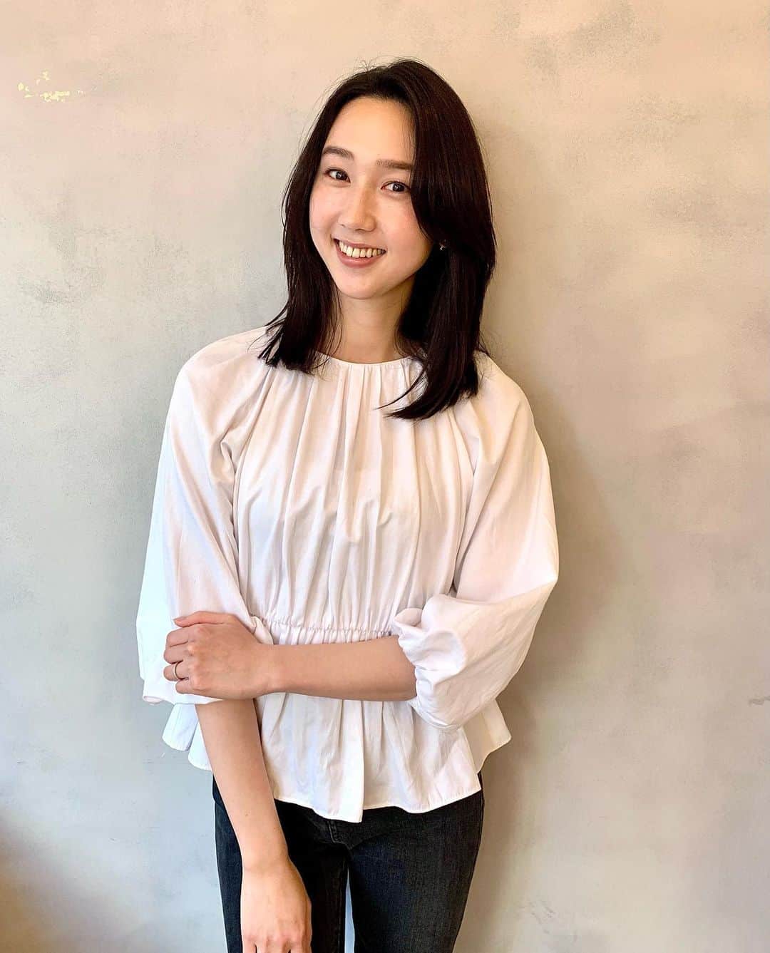 松原汐織のインスタグラム：「#haircare  ・ 今日が仕事始めだったので、ヘアカラー＆トリートメントへ🎍自分で触って驚くほどツヤッツヤのサラッサラ髪に。 担当は @garland.shiho ちゃんです✨ ・ カラーは前回と同じダークカラーでお任せ😉 しほちゃんにホームケアのアドバイスももらっていて、#Aujua のAQUAVEERの相性がとても良くて◎ シャンプー＆トリートメントをそれぞれ塗った後にコームでとかして時間を置いてから洗うのですが、カラーの持ちが倍近くになり一手間の大切さを感じています。 ・ 久しぶりにプロにケアをしてもらって幸せな１日でした☺️💗 リフレッシュできたので、引き続きStay home時間を充実させようと思います🏡 大変な状況の方もいらっしゃるかと思います。不安な日々が続きますが、皆さまご自愛ください。 ・ #写真を撮る時だけマスク外してます ⚠️ #ツヤツヤ #サラサラ #ヘアー #ヘアカラー #トリートメント #ホームケア #ヘアケア」