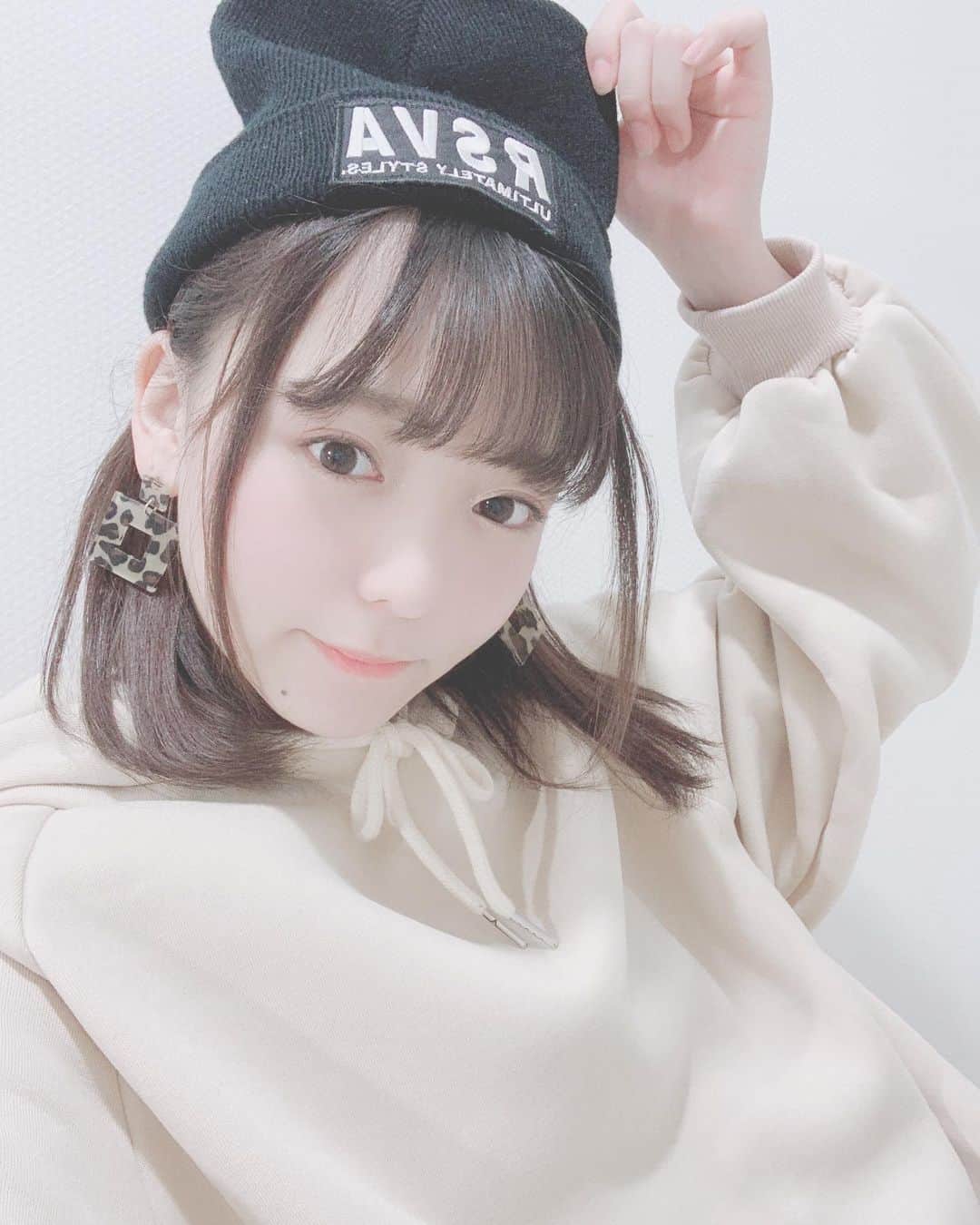 のインスタグラム：「. . . ニット帽の季節きたーーっっ！ . . #ニット帽 #ニット帽コーデ #パーカーコーデ #パーカー女子 #豹柄 #ピアス #白加工 #自撮り #自撮り女子 #美男美女と繋がりたい #좋아요 #좋아요반사 #좋아요그램 #좋아요환영 #좋아요테러 #좋아요꾹 #좋아요폭탄 #좋아요꾸욱 ##셀카스타그램 #셀피 #셀피그램 #셀스타그램 #likesforlike #followme #いいね返し #いいねした人で気になった人フォロー #ljk #jk3 #加工厨 #」