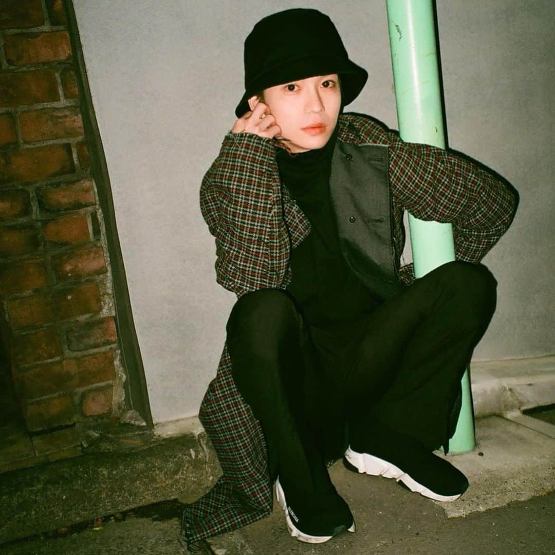 のインスタグラム：「本日、二十三度目の誕生日を迎えました。  日頃より応援して下さる皆様には  感謝で胸一杯で御座います。  いつも有難う御座います。  毎年恒例の今年の抱負を述べます。  『人の温もりに感謝しながら、僕なりの愛を与え続けていく』です。  支えられてばかりだった二十二歳  今年は色んな意味で恩返しをしていこうと思い  この抱負に致しました。  明るい未来が待っていると信じて  ついて来てくれた皆様には  感謝を忘れずに。  これからも木津つばさは  立ち向かって行きます。  これからも何卒、応援の程  宜しくお願い致します！  今日は変わらず  舞台「夜明けのうた』の稽古でした。  本当にこれまた素敵な方々ばかりです  忘れかけていた素直さに気付かされたり  人と人との、心と心の距離が  簡単では無いけど  また一歩近づいた気がします。  俺は役者になって良かったよ  答えのない世界が大好きなんだ  だから答えなんて見つけなくて良い  ありのままの素直な自分で大丈夫  だから  かけがえのない「時間」というものを  大切にしていこう。  【どんな時でも心から『君』を幸せに】  今日だけはキザな木津で居ていいですか？  木津つばさ」