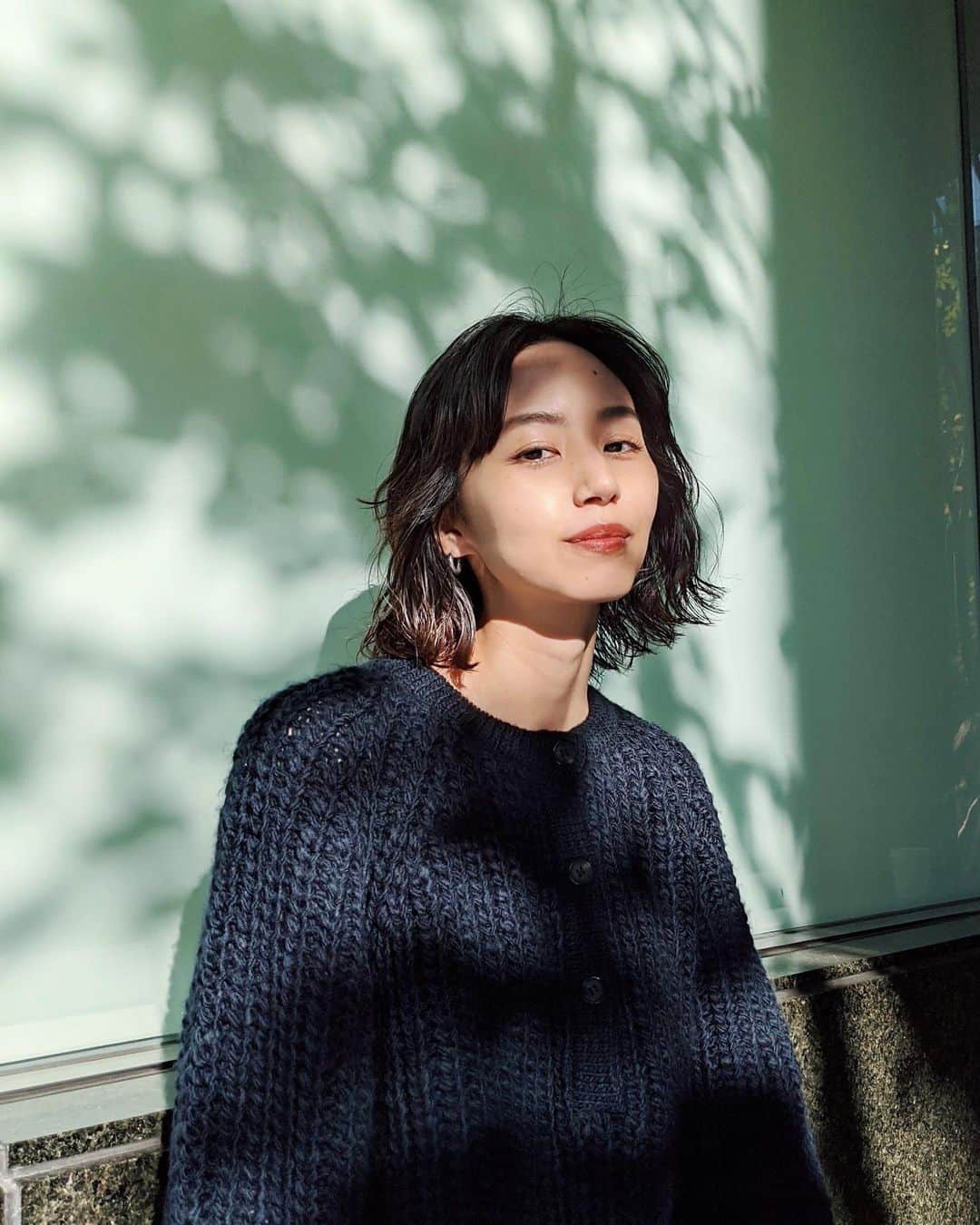 Shiho Sasakiのインスタグラム：「今日は風も強くて とびっきり寒かったな❄️ ちょっとそこまで。でも ニット１枚で外出るのはもうやめよう😂 着てるKNITは最近の購入品で いちばんお気に入りのやつ🐧 #MOUSSY#MOUSSYSNAP」