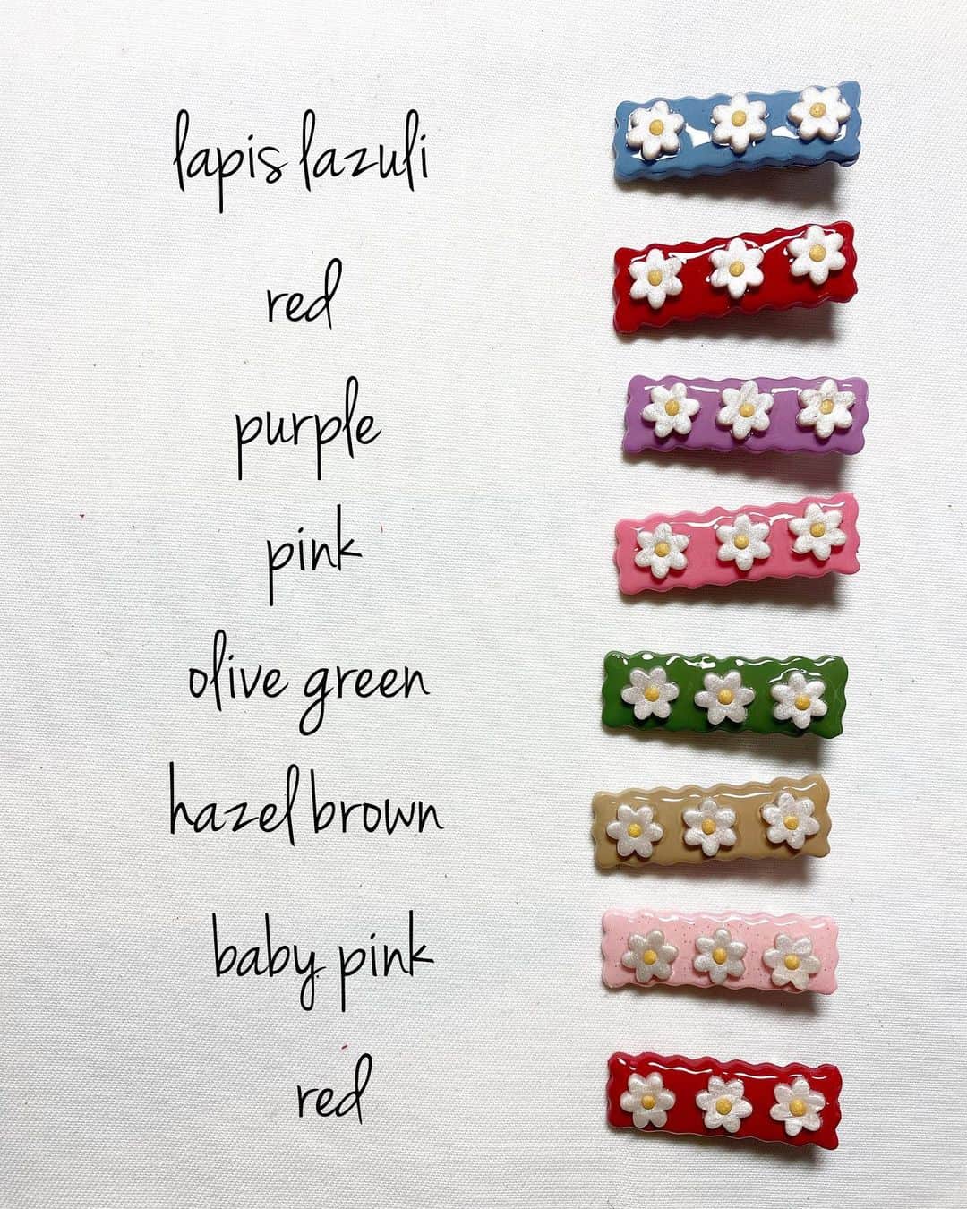 Kikko Designのインスタグラム：「﻿ Daisy clips﻿ ﻿ お待たせしております﻿ ﻿ 今回はとりあえず8種﻿ ﻿ 凄く手間隙のかかるものでして、﻿ 頑張って頑張って8種になりました🙇‍♀️﻿ ﻿ NEW カラーも登場しましたので﻿ カラー名のご紹介です🎨﻿ ﻿ 近くオンラインへ﻿ ﻿ ﻿ #hairclips﻿ #ヘアクリップ﻿ #女の子﻿ #女の子ママ ﻿ #女の子コーデ ﻿ #ヘアアレンジ﻿ #冬コーデ」