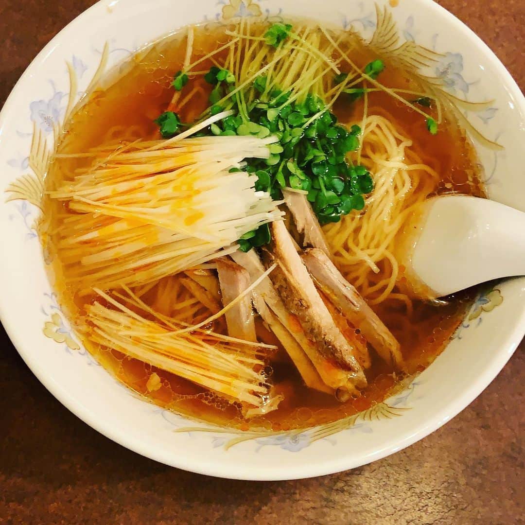 志摩有子さんのインスタグラム写真 - (志摩有子Instagram)「朝から仕事で今年は七草粥作れず。 夜は駆け込みで鶏舎。 夏の間、長蛇の列を目の当たりにして諦めていたから、久しぶり。 ずっとお休みだった炒飯が復活していた！ 茄子の旨煮と一緒に食べられて感無量。 このコンビは最強なのだ。 しばらくはテイクアウトで楽しむことにしよう。  #町中華 #夜鶏舎 #換気バッチリ #座席を間引いて営業 #温かいネギソバも美味しいよ」1月7日 22時24分 - ariko418