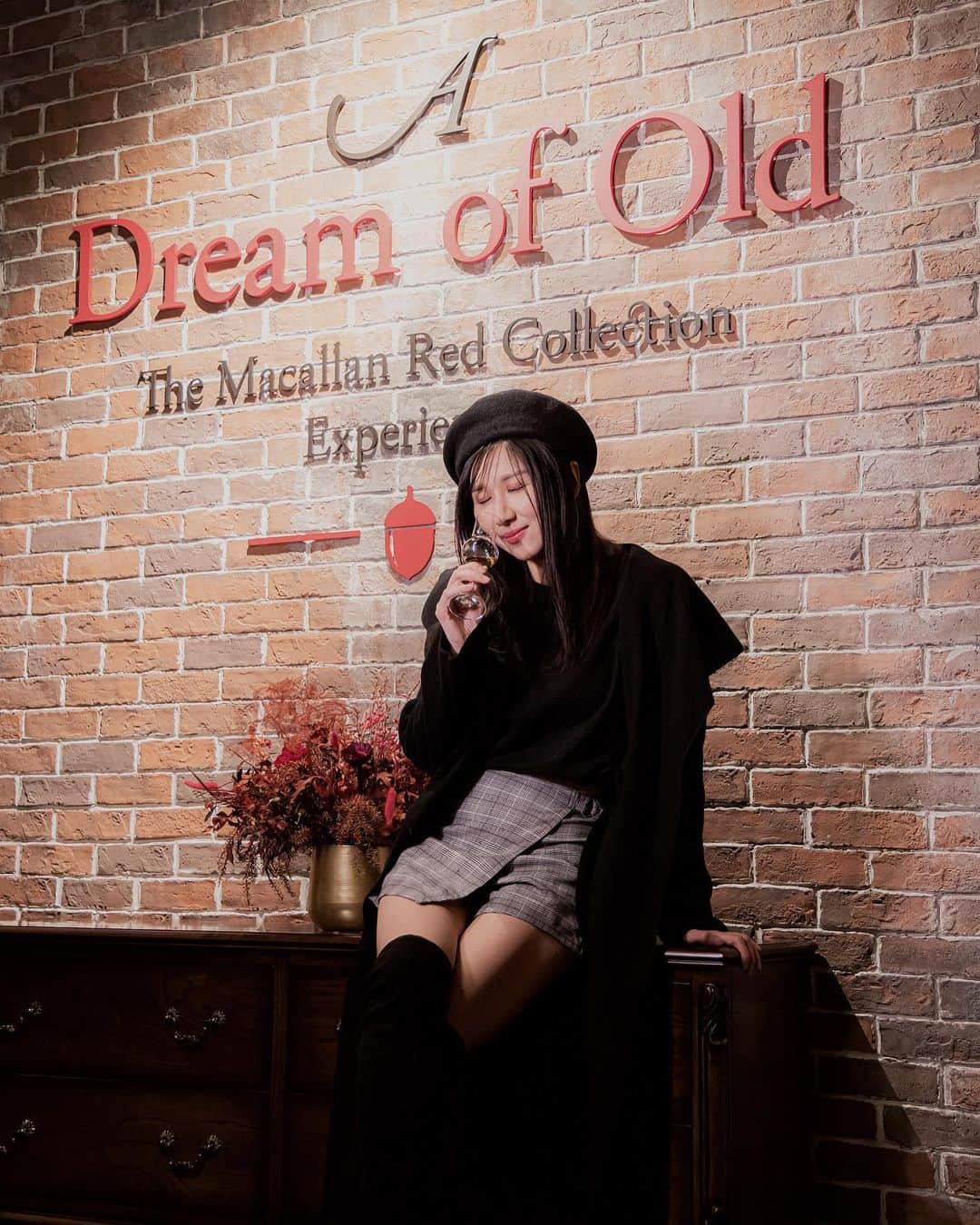 Chloe Yuenさんのインスタグラム写真 - (Chloe YuenInstagram)「Let’s celebrate The Macallan Red Collection ‘A dream of old’ is in Hong Kong K11 musea now  The Red Collection is an exquisite range of distinguished and rare single malt Scotch whiskies which captures The Macallan’s deep respect for tradition and craftsmanship.  At the heart of The Red Collection is The Macallan 40 Years Old, The Macallan 50 Years Old and The Macallan 60 Years Old. These remarkable single malts, which will anchor the range, are the oldest ongoing expressions ever offered by The Macallan and will be available in limited quantities globally. Impressive in the collection are the guest expressions of 71, 74 and 78 Years Old that marks some of the oldest whiskies ever released by The Macallan.  #THEREDCOLLECTION #DREAMOFOLD #THEMACALLANHK @themacallan_hongkong」1月7日 22時24分 - yuenyeechloe