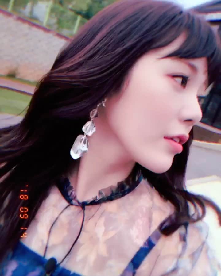 リジ のインスタグラム：「2-3년전...  뭐하냐는 물음에 꼴값이라고 했네.... 젊다」