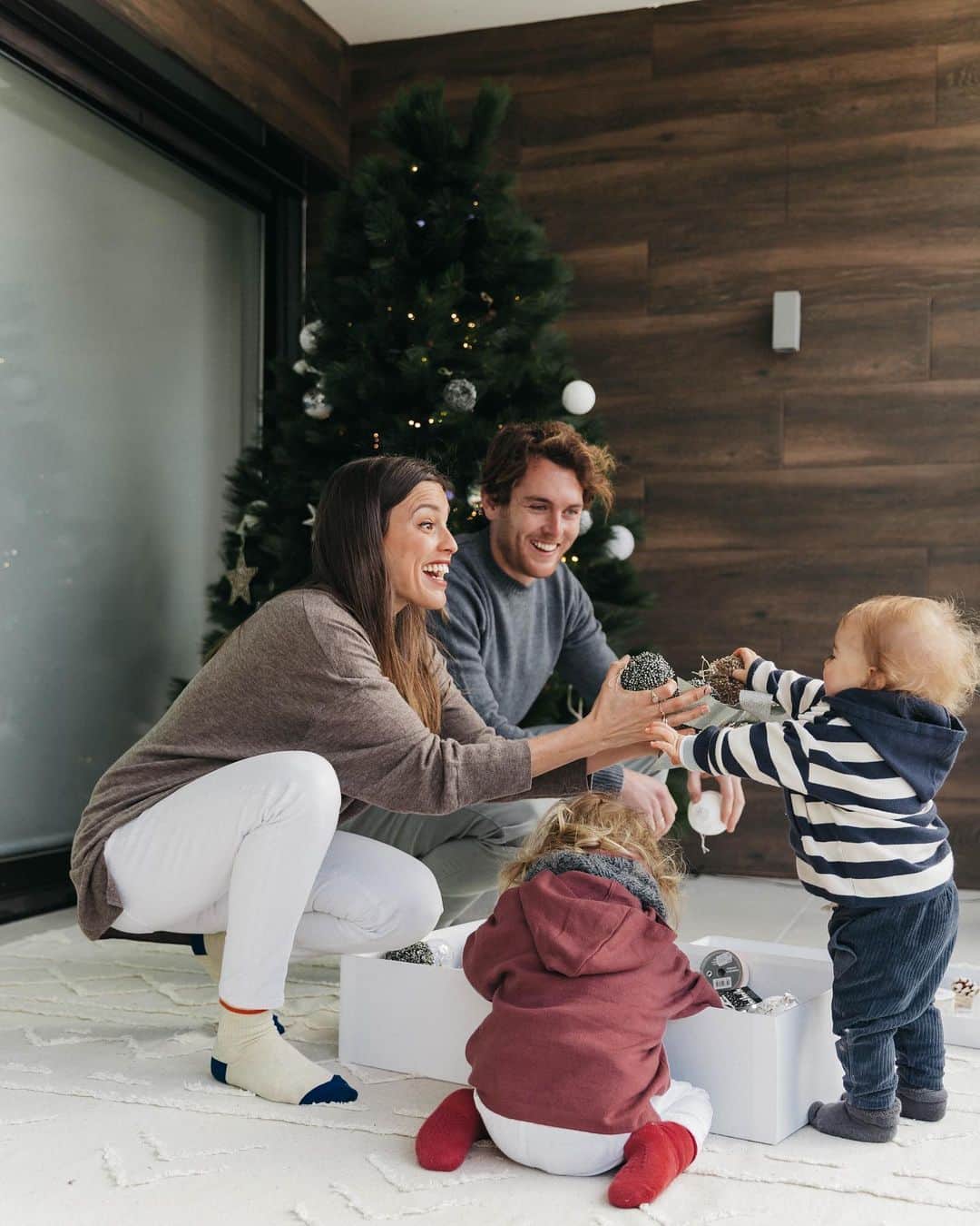 イバイ・ゴメスのインスタグラム：「Terminadas las navidades más extrañas hasta el momento, es hora de recoger y guardar hasta las próximas 🎄  Y oye, aunque de pena, también lo hemos disfrutado con estos dos terremotitos 😍 Esperamos que las hayáis podido pasar de la mejor forma posible.🙏🏻 Sin duda, nosotros nos sentimos inmensamente afortunados por haber podido disfrutar de estos días tan especiales con bastantes de los nuestros. ❤️」