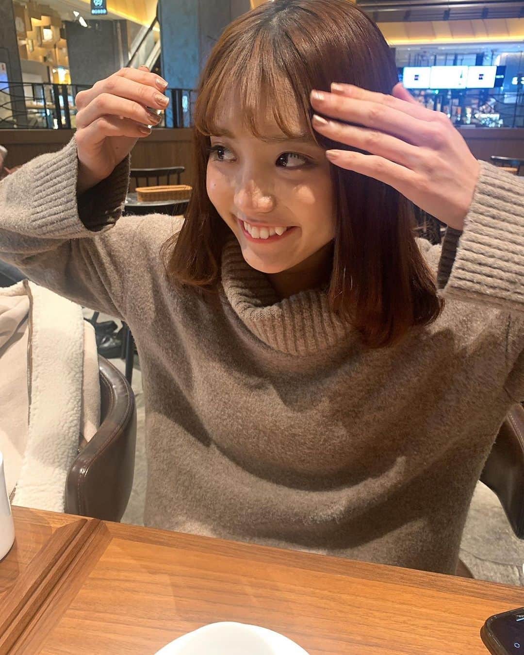 安藤令奈のインスタグラム：「ちょ！待って待って！前髪整える！ってゆーてるとこ💁🏼‍♀️」
