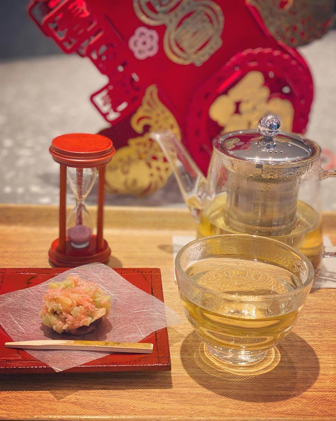 Erenaのインスタグラム：「🏵Taiwan cafe🏵 I drink Taiwanese tea. 台湾茶&和菓子を頂きました😋🇹🇼🍵 ⇒⇒⇒つづく . #taiwan#cafe#tea#discover#lightup#noodle#chicken#台湾#台湾カフェ#台湾茶#和菓子#ライトアップ#飲茶#担々麺#台湾チキン」