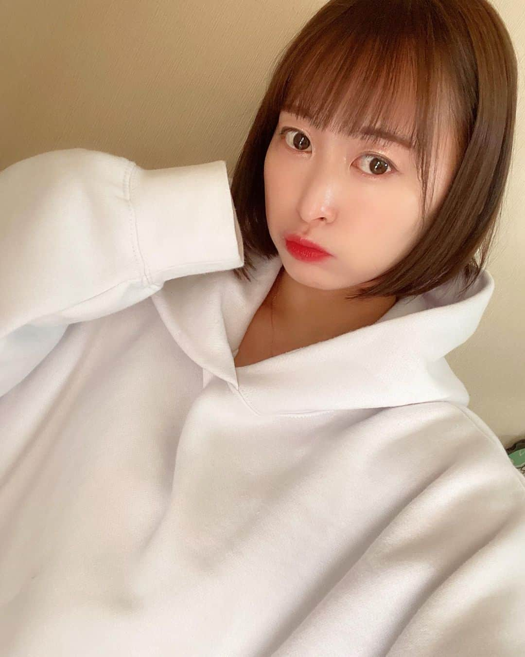 三浦亜莉沙さんのインスタグラム写真 - (三浦亜莉沙Instagram)「﻿ ▷▷ 𝐰𝐡𝐢𝐭𝐞﻿ ﻿ おっきいサイズの﻿ ぶかぶかパーカーをゆったり着るの好き☺️♡﻿ ﻿ #パーカー #パーカー女子」1月7日 22時23分 - arisa_0720