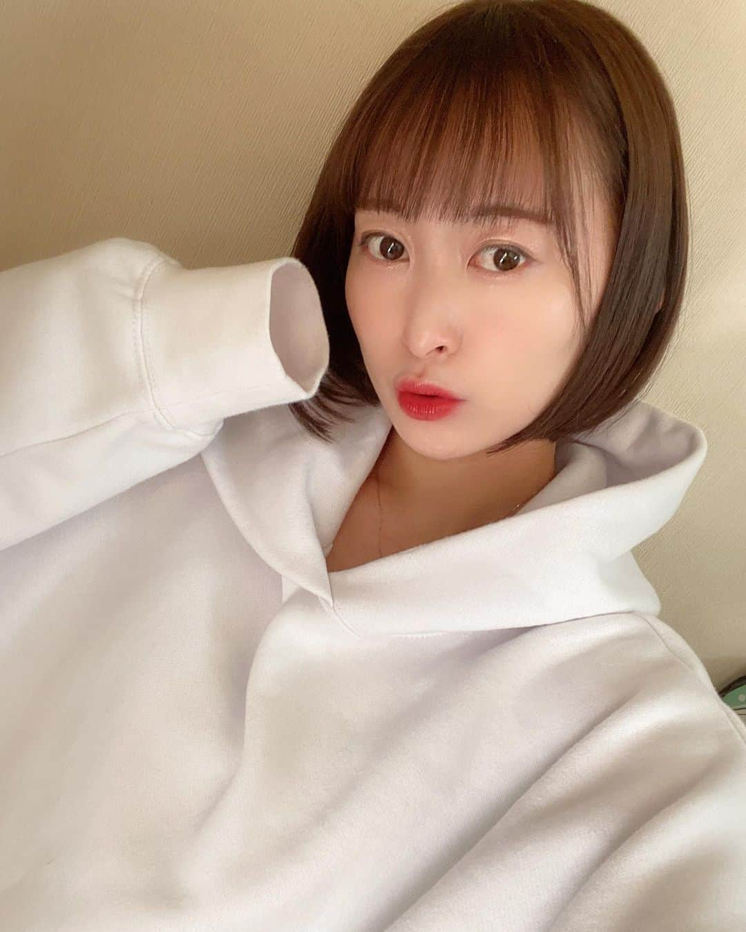 三浦亜莉沙のインスタグラム：「﻿ ▷▷ 𝐰𝐡𝐢𝐭𝐞﻿ ﻿ おっきいサイズの﻿ ぶかぶかパーカーをゆったり着るの好き☺️♡﻿ ﻿ #パーカー #パーカー女子」