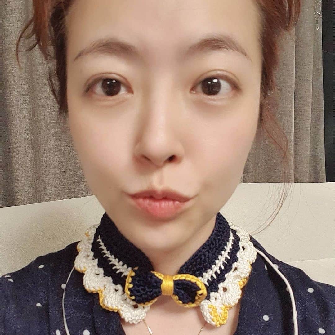 シム・ウンジンのインスタグラム：「초이옷을 입어볼순 없으니, 넥 케이프라도..😅😅😅 #집에서심심하면별짓다함」