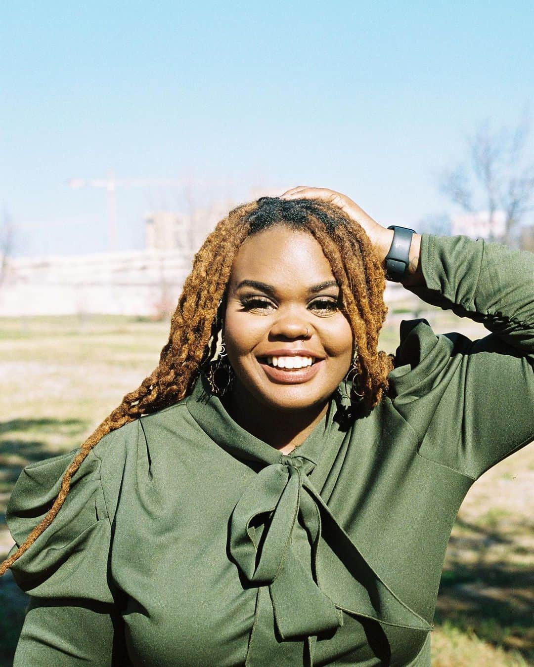 アシュリー・ヘイズのインスタグラム：「Me staying out of white folks business and finding joy despite the chaos 👉🏾 me looking at these crazy crackers 📸 @j.nelsonvisuals  #ashleehaze #plussizefashion #shein」
