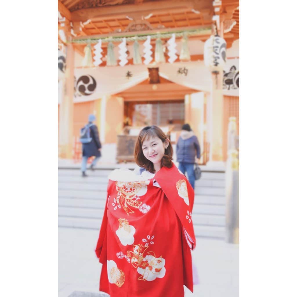萩中ユウさんのインスタグラム写真 - (萩中ユウInstagram)「生後33日目の本日、お宮参りへ👘﻿ ﻿ 子供を育てていて思うのは、﻿ 「こんな子になって欲しい」とか﻿ 「将来こうなっていて欲しい」とか﻿ そんな願望なんて思い付かないくらい﻿ ただただ我が子の健康と笑顔だけを﻿ 願ってしまうのだということ。﻿ ﻿ 産まれてきてくれてありがとう、﻿ 毎日元気でいてくれてありがとう、﻿ もうすでにお返ししきれないほどの﻿ 感謝の気持ちでいっぱい。﻿ ﻿ この子が成長していく未来に﻿ どうかどうか愛が溢れていますようにと﻿ 強く願っているけれど、﻿ きっと困難なことだってあると思う。﻿ ﻿ だから﻿ 私たちが出来ることとして﻿ まずは我が家に笑顔を溢れさせる工夫を。﻿ ママとパパが﻿ あなたたちを沢山笑わせていくからね。﻿ ﻿ #お宮参り﻿ #母の決意﻿ ﻿ ﻿」1月7日 22時32分 - yu_haginaka