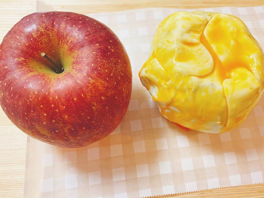 小林美季さんのインスタグラム写真 - (小林美季Instagram)「まるごとアップルパイ🍎  TikTokでみたやつ*  #おうちごはん #mikitchen #おうちスイーツ #ずぼらさん #happy #美季 #miki #model #actress  #일본 #음식스타그램 #카페스타그램 #iPhone #美味 #アップルパイ #cooking #まるごとりんごパイ #小声 #笑 #テレビうるさめ」1月7日 22時34分 - miki_66v