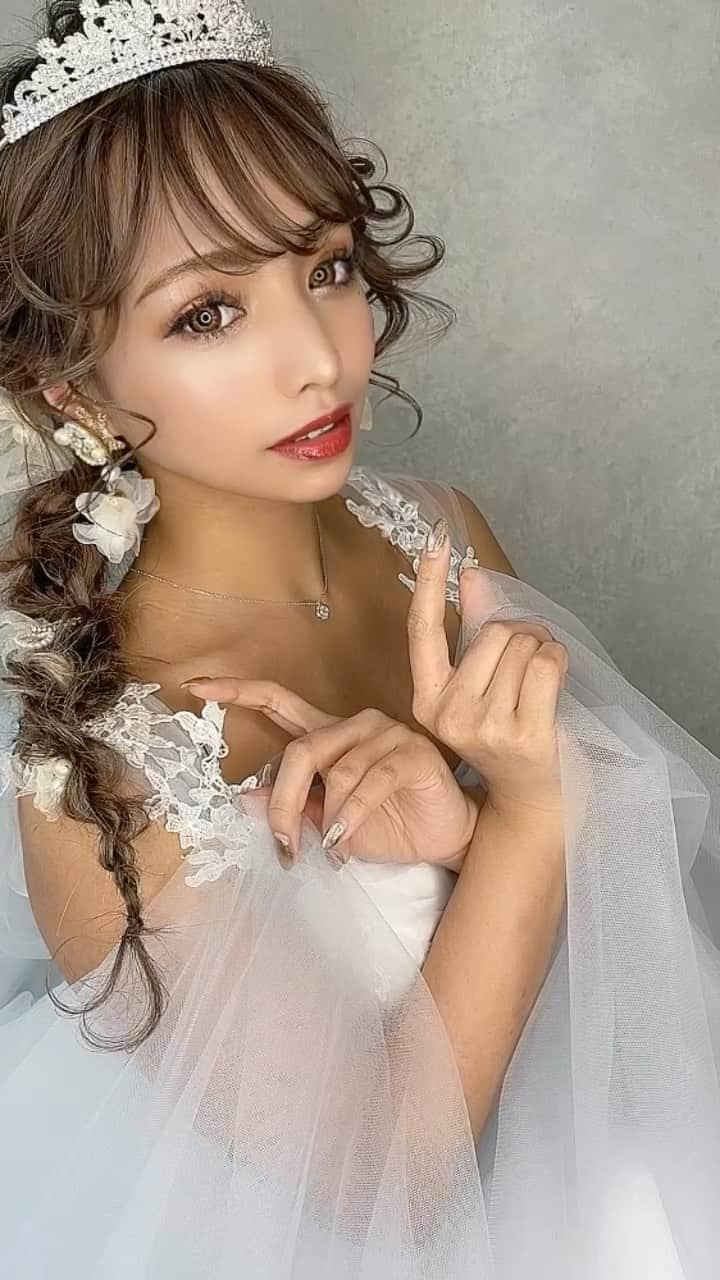 堀井大輔のインスタグラム：「・ ・ ウェディングヘア👰 ・ 𝑚𝑜𝑑𝑒𝑙 @p.o.y.o.b.a.b.y  @michie_0204  @kanna_2015  @mayachi93  @___c.chan__  ・ ・ #クラウンヘアー#天白区#名古屋 #名古屋美容師 #美容師 #ヘアセット#セット#ヘアアレンジ #プレ花嫁 #作品撮り #ウェディングドレス #ホリーマジック #ホリージョ撮影 #ホリージョ #2021秋婚 #2021春婚 #2021夏婚 #全国のプレ花嫁さんと繋がりたい #ウェディングニュース #コテ巻き #巻き髪 #ゼクシィ2021 #アップスタイル #まとめ髪 #おだんご #編みおろし #Dressy花嫁 #プラコレ ￼ 	◦」