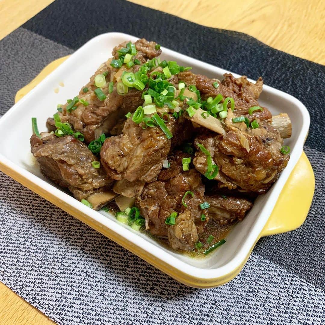 シュネルのインスタグラム：「『圧力鍋を使ってスペアリブ』  ■材料 スペアリブ肉500g ニンニク一欠片 万能ネギ適量  味付け ① 醤油大さじ2.5 酒大さじ2.5 みりん大さじ2.5 蜂蜜大さじ1 水150cc  1.圧力鍋に油を入れて刻みニンニクを軽く炒めたら塩胡椒したスペアリブを全体的に色が変わるまで炒める  2.お肉に表面的に火が入ったら①を入れて圧力鍋にかける  3.圧力鍋の圧力が下がったら完成。  #food #料理 #レシピ #おうちごはん #シュネルキッチン」