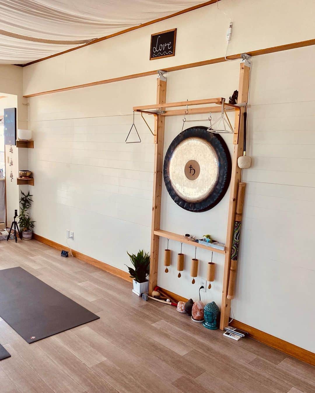 宮崎沙矢加のインスタグラム：「Every Thursday 18:30~19:30 Heat Yoga class🧘‍♀️Please join us💗 book from @theyogatreeokinawa  l'm looking forward to spend great Yoga time with you together🙏 . . . ⭐︎お知らせ⭐︎ この度ヨガツリーさんで毎週木曜日夕方のクラス担当させて頂く事になりました✨ 本当に素敵なスタジオ🤍予約はヨガツリーさんのHPからご予約頂けます。 . .  #yoga #yogatreeokinawa #yogainstructor #yogateacher #chatan #aloyoga #chatanyoga #yogaburn #okinawa #okinawalife #沖縄ヨガ #沖縄ヨガスタジオ　#沖縄ヨガインストラクター #ヨガ　#ヨガインストラクター　#北谷　#北谷ヨガ」