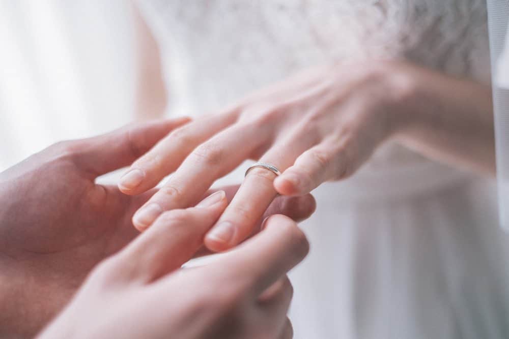マリコレ ウェディングリゾートのインスタグラム：「. 𓍯マリコレウェディングリゾートの結婚式 . . . 結婚指輪(マリッジリング)はおふたりが夫婦となり 永遠の愛を誓った証として身に着けられています . . この「丸」は永遠に途切れない愛情を連想させるため「永遠の愛・永遠の絆」の象徴となっています　　 . . いつも結婚指輪を身に着けていることで、パートナーの存在をより強く意識することができるでしょう𓂅 . . . . . 感動革命で一人でも多くの人に幸せを。 さぁ！世界に拍手喝采の波を、もっと。 . . . . . コロナ禍での結婚式も お客様の安心安全を守りながら 少人数での結婚式の お手伝いも行っております . 結婚式を挙げたいけれども まだまだ大人数は不安 結婚式を挙げるけれども 家族だけの挙式と会食を検討 . マリコレウェディングリゾートの広い会場は 感染対策もしっかり行える解放空間となっております . . . ご予約は... 𓍲 インスタグラムDM 𓍲 マリコレウェディングリゾートHP 𓍲 お電話:093-681-3333 承っております 是非、ご予約くださいませ  ┈ ┈ ┈ ┈ ┈ ┈ ┈ ┈ ┈ ┈ ┈ ┈  【お客様へ】 新型コロナウィルス感染予防として お客様に安心してご来館いただけるように ご来館時に検温・マスクの着用 アルコール消毒をお願いしております 何卒ご理解とご協力のほど宜しくお願い致します 尚、感染対策の詳細はHPにて記載しておりますのでご覧くださいませ  皆様にお会い出来ること マリコレウェディングリゾートスタッフ一同 楽しみにしております」