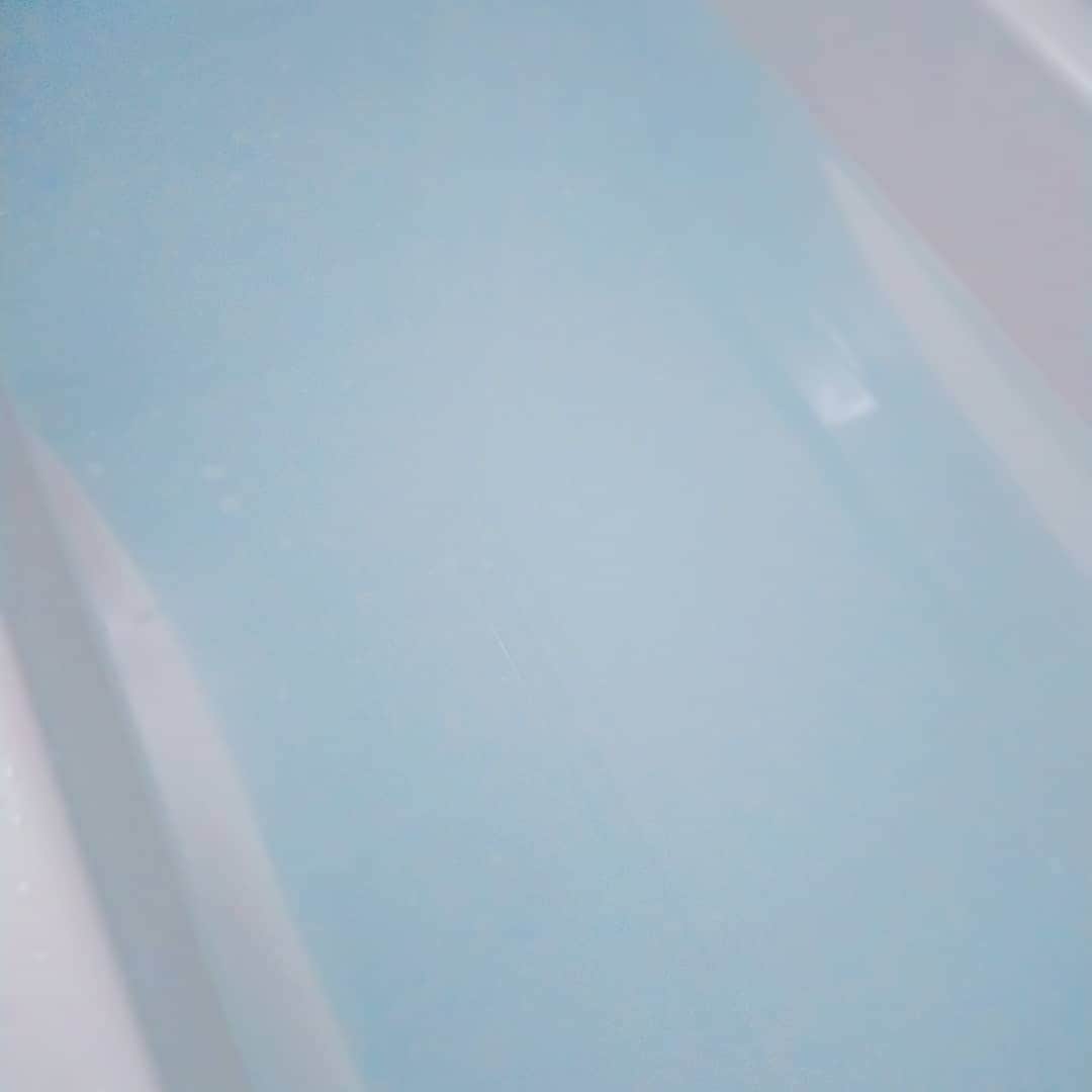 吉井怜のインスタグラム：「お風呂に入って体の芯から温まる🛀  #炭酸入浴剤 #ミルキーブルー #入浴剤好き」