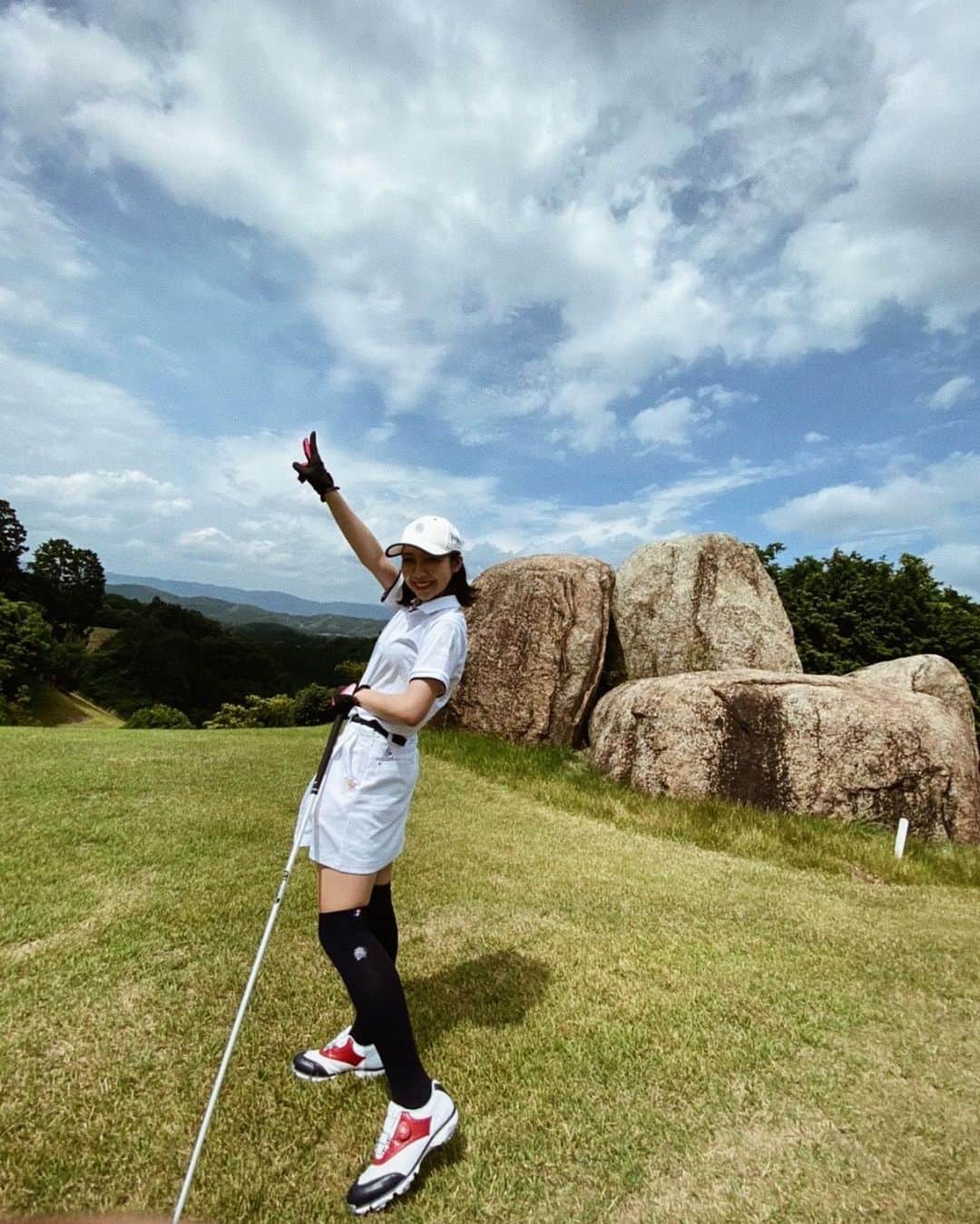MIYUのインスタグラム：「初めてゴルフへ行った時の📸⛳️♥️﻿ ﻿ ﻿ ﻿ 今年もいけるといいな〜〜。﻿ ﻿ ﻿ 皆様はゴルフされていますか？？♩﻿ ﻿ ﻿ ﻿ こんなに楽しいスポーツあったんな〜﻿ って思ってから私はぞっこんです😊♥️﻿ ﻿ ﻿ ﻿ ﻿ ﻿ #オリックス #Bs2020 #BsGirls #オリ姫﻿ #野球 #プロ野球 #オリックスバファローズ #超革新系﻿ #野球女子　#野球好き　#京セラドーム大阪　﻿ #ゴルフ #ゴルフ女子 #ゴルフウェア #golfgirl﻿ #baseball #ORIX #Buffaloes #BINNOVATION﻿ #MIYU #miyu_337  #🐼 ﻿」