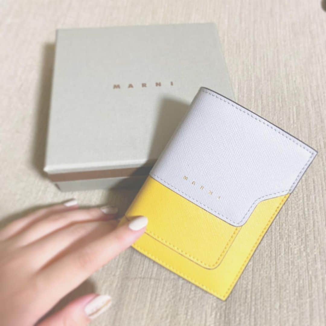 千葉えりかのインスタグラム：「きょうは一粒万倍日！ ということで お財布下ろしたよ😍❤️  #marni」