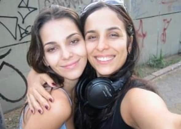 Tainá Müllerのインスタグラム：「Eu nunca gostei de ser irmã mais velha, achava muito solitária e sem referência essa posição. Até que a vida me apresentou @biancavillar. É impossível descrever toda a influencia que ela teve e tem até hoje na minha jornada. O cinema brasileiro me deu uma carreira e uma irmã ao mesmo tempo quando conheci a Bibi. A partir dali ela virou uma referência de poder feminino, de pé no chão (capricorniana tripla) e de saber regar as plantinhas que valem a pena cultivar pelo caminho. Escolhi ela pra ser madrinha do meu filho pra oficializar nossa irmandade e tenho certeza que vamos seguir juntas nessa caminhada pra todo o sempre. Não vejo a hora do nosso cabelo branquear de vez pra gente se assumir bruxonas alquimistas 🌟 Te amo, sis ❤️ Até o infinito e além. Parabéns!」