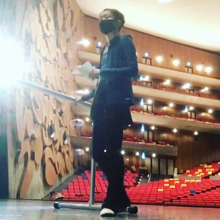 のインスタグラム：「・ It was fun teaching master class on stage for dancers from 5 Ballet Companies in Japan. Hosted by Japanese Agency for Cultural Affairs and Japan Ballet Companies Association⭐️  🎥:Going over the steps for class😆  1月6日、文化庁&日本バレエ団連盟主催「加治屋百合子の公開バレエレッスン」見学を希望しご参加くださった皆さま、有難うございました⭐️ 公開レッスンの模様は、1月末以降に期間限定で無料配信予定です。  動画はクラス構成の予習中😆  ２枚目 #井上バレエ団 #小林紀子バレエシアター  #スターダンサーズバレエ団  #東京シティバレエ団  #牧阿佐美バレヱ団 の素敵なダンサーの皆さんと💕  ３枚目は、東京シティバレエ団芸術監督の安達悦子先生と、ピアノを弾いて下さった稲葉智子さんです。  #ballet #ballerina #dance #dancing #stage #バレエ #バレリーナ #レッスン #舞台 #東京文化会館」