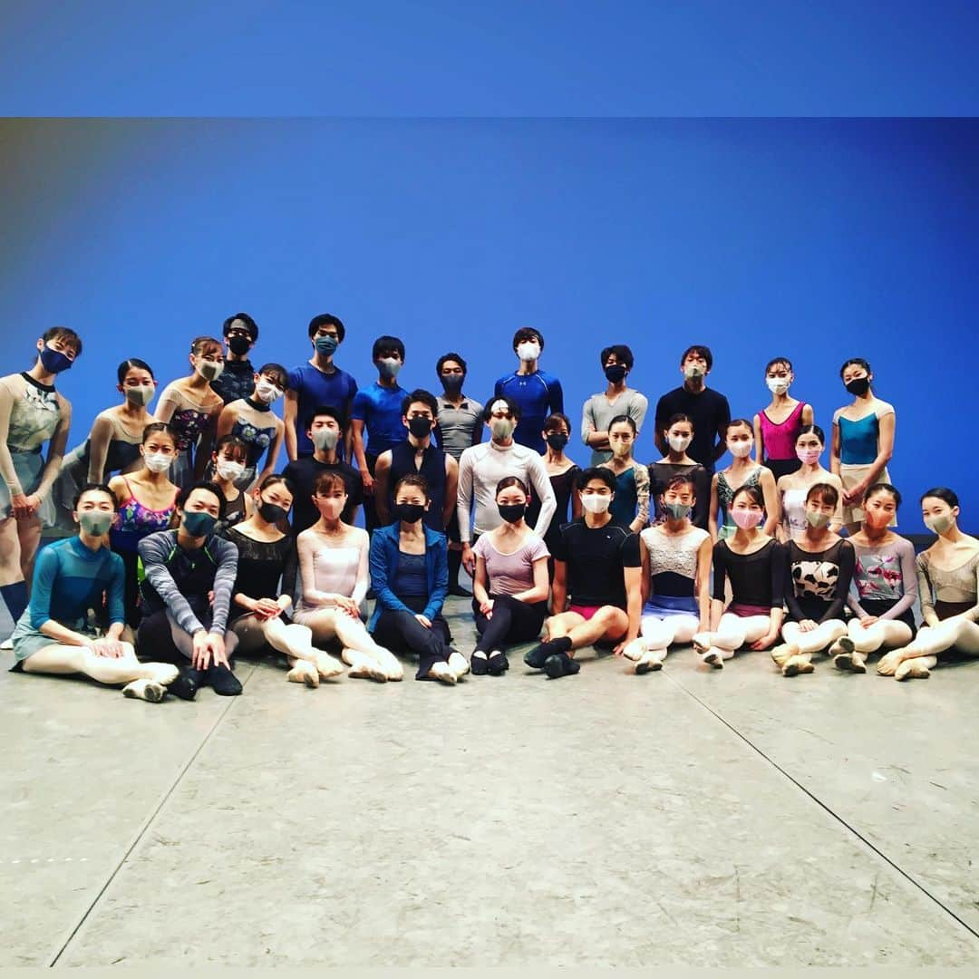 加治屋百合子さんのインスタグラム写真 - (加治屋百合子Instagram)「・ It was fun teaching master class on stage for dancers from 5 Ballet Companies in Japan. Hosted by Japanese Agency for Cultural Affairs and Japan Ballet Companies Association⭐️  🎥:Going over the steps for class😆  1月6日、文化庁&日本バレエ団連盟主催「加治屋百合子の公開バレエレッスン」見学を希望しご参加くださった皆さま、有難うございました⭐️ 公開レッスンの模様は、1月末以降に期間限定で無料配信予定です。  動画はクラス構成の予習中😆  ２枚目 #井上バレエ団 #小林紀子バレエシアター  #スターダンサーズバレエ団  #東京シティバレエ団  #牧阿佐美バレヱ団 の素敵なダンサーの皆さんと💕  ３枚目は、東京シティバレエ団芸術監督の安達悦子先生と、ピアノを弾いて下さった稲葉智子さんです。  #ballet #ballerina #dance #dancing #stage #バレエ #バレリーナ #レッスン #舞台 #東京文化会館」1月7日 22時56分 - yuriko_kajiya