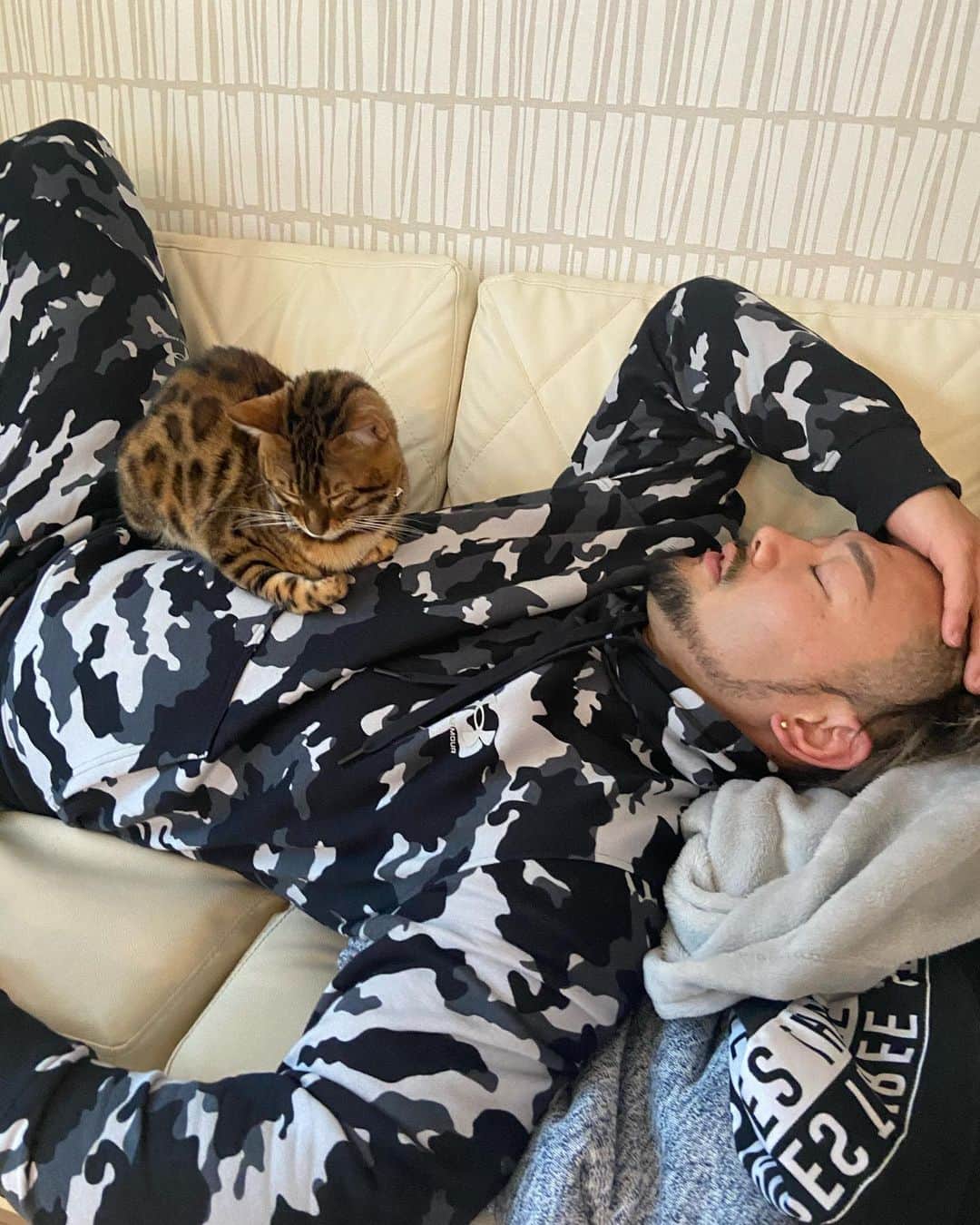 愛鷹亮さんのインスタグラム写真 - (愛鷹亮Instagram)「午前トレーニング後に虎太朗とリカバリー🐈（昼寝） なんでこいつこんなにかわいいんだ？  #リカバリー #猫 #安らぎ #回復 #頑張ろう」1月7日 23時00分 - aitakariki.g