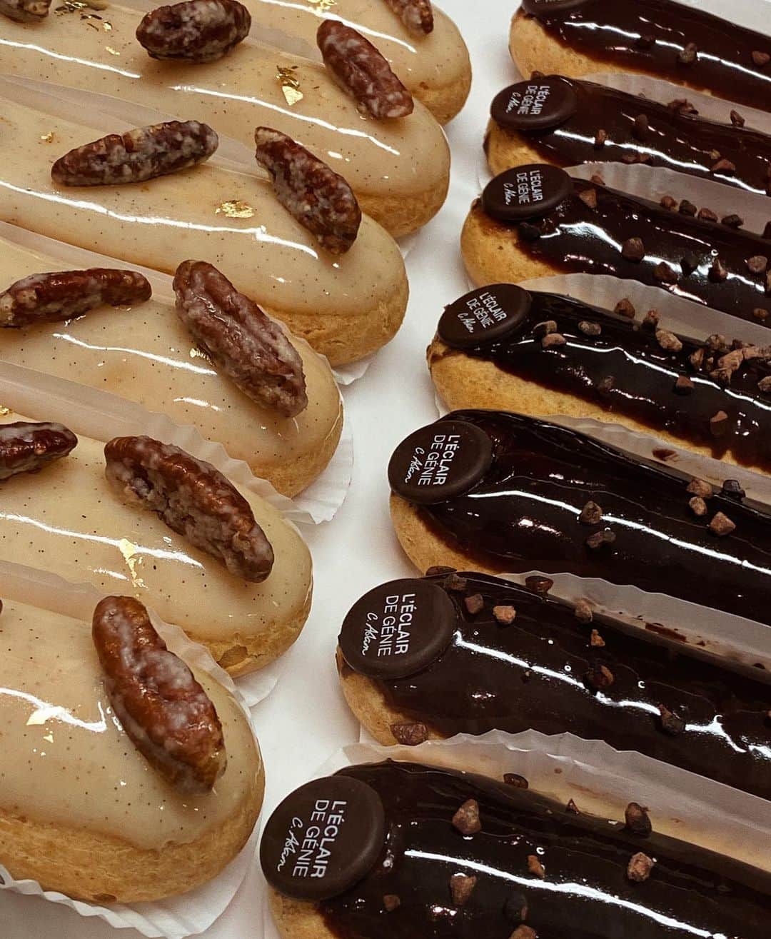 ジュリー・サリニャーナのインスタグラム：「Are you team èclair or team croissant? Go! 🥐🥐  Also, Feliz Dìa de Los Reyes Magos (Happy Three Kings Day in Mexico!) Wishing I had a Mexican rosca bread right now to celebrate! ❤️」