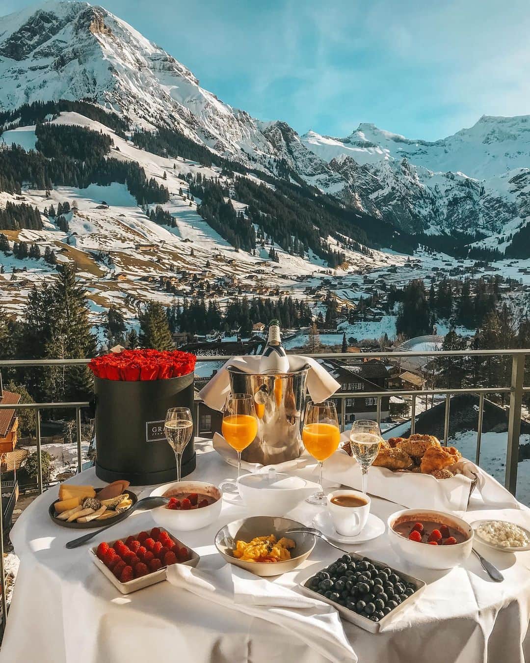 バーボラ・コディトヴァのインスタグラム：「Are you team skiing vacation or sea&beach vacation? I am team BOTH 😂🥰」