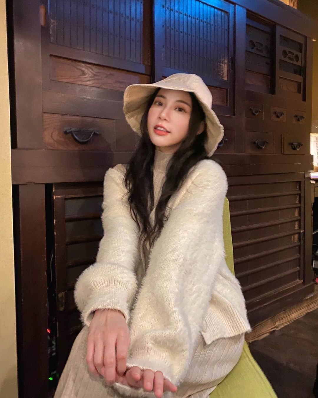 張香香のインスタグラム：「天冷冷穿一身毛茸茸🤍 摸起來很舒服又溫暖😳 - 高領長洋、毛外套、漁夫帽 All / @real.life_studio」