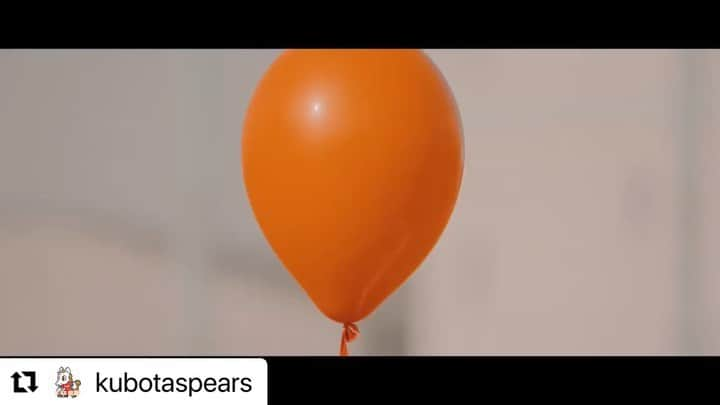 金野美穂のインスタグラム：「#Repost @kubotaspears with @make_repost ・・・ クボタスピアーズの新しいプロモーションビデオ90秒バージョンを公開🎉  今回のプロモーションビデオは、チームスローガンである「MASTERY」の持つメッセージを表現しています。肉体・技術・戦術を「極める」練習の様子を映しつつ、昨シーズンで印象的だった試合映像を交えた、試合前の高ぶる気持ちを思い出させる内容となっています。 また、映像冒頭と終盤の、少女と女性が登場するエピソードでは、  「クボタスピアーズは、子どもたちにとってのヒーローのような存在でありたい。そして、ファンの皆様と共に成長していきたい」   というメッセージが込められています。  こちらのプロモーション映像を見て、シーズン開幕に向けてメンタルの準備をしましょう🦄  ----------------------------------  クボタピアーズ新プロモーションビデオに出演させて頂きました✨☺️  この、クボタスピアーズ2021PVは、ジャパンラグビートップリーグ2021 クボタスピアーズ試合会場ビジョンにてO.A.されます😳👏  ⚠︎試合会場によって、O.A.されない場合もあるみたいです🙇‍♀️😣  ですが、クボタスピアーズHPでも視聴できるみたいです☺️  撮影は晴天に恵まれ、 青空の下で練習に励む選手の皆さんの姿、色鮮やかなグランド🟩 本当にかっこよくて、 素晴らしい景色でした✨👏  私の幼い頃を演じてくれた女の子も可愛かったなぁ〜🥰  映像でもお分かりいただけると思います☺️☀️！！  是非チェックしてみて下さい🙇‍♀️✨  #kubotaspears #クボタスピアーズ #ラグビー #トップリーグ #トップリーグ2021 #船橋市 #江戸川区 #成田市 #オレンジアーミー #Mastery #極める #rwc2019 @kanenomiho34」