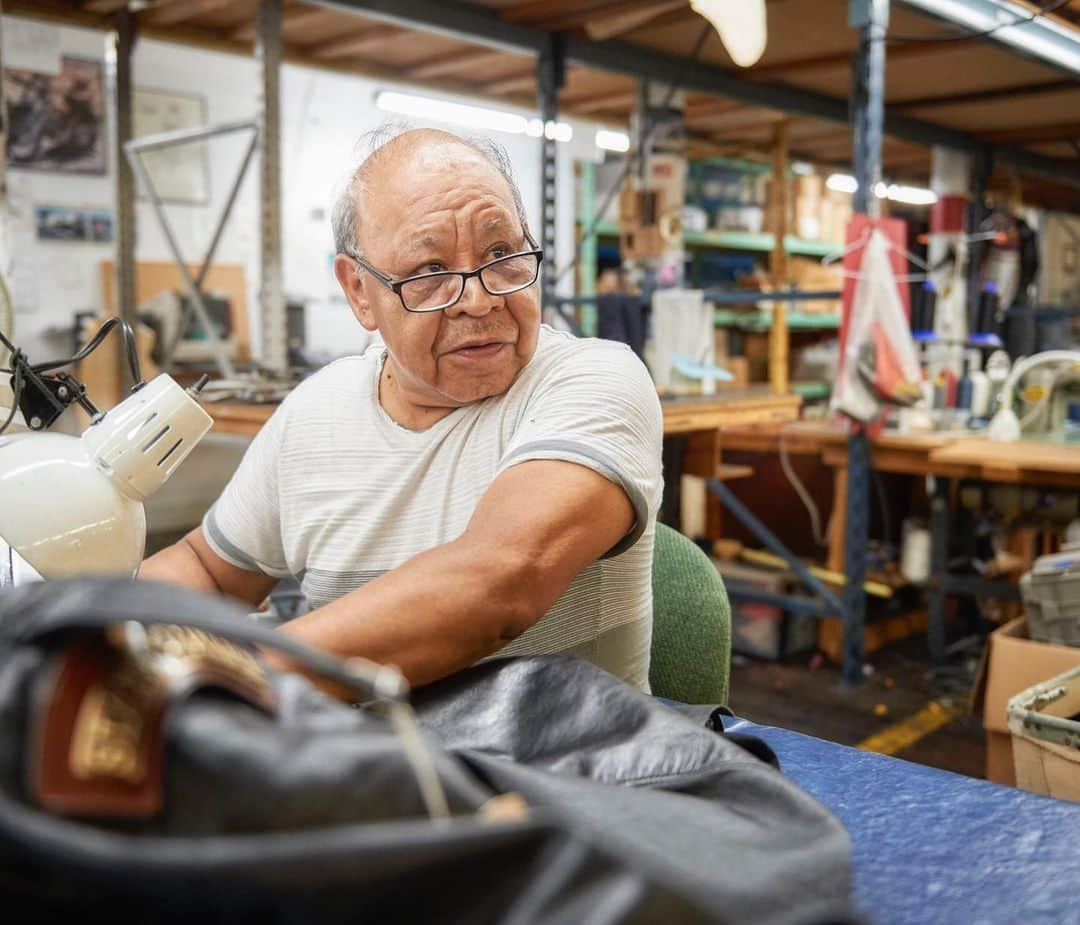 バンソンさんのインスタグラム写真 - (バンソンInstagram)「Meet one of our best stitchers Alejandro Cosajay, (Alex) or Muchacho like l like to call him 🤗 he has been working for Vanson since 1996. He is from Guatemala and makes the best shrimp ceviche l ever tried. If you had a custom jacket he probably stitched it! #throwback #tbt #throwbackthursday #takemeback #guatemala #spanish #muchacho #leather #stitchersofinstagram #vanson #costureiro #vansonleathers  This great picture was taken by Michael Warren @michaelwarrenphotography」1月7日 23時09分 - vansonleathers