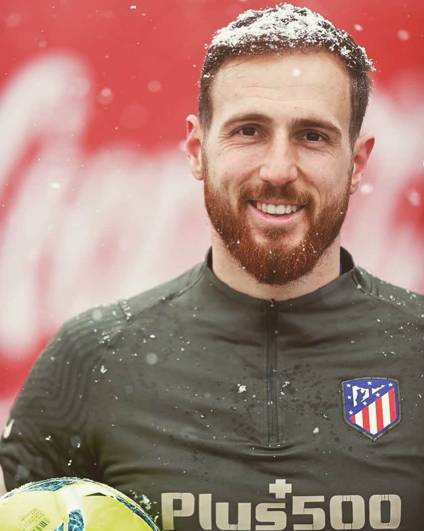 ヤン・オブラクのインスタグラム：「Cuando es tu cumpleaños y la nieve te quiere hacer más mayor... Gracias por las felicitaciones! 😅❄️👨🏻‍🦳 When it's your birthday and the snow is trying to make you look older. Thanks for your messages!」
